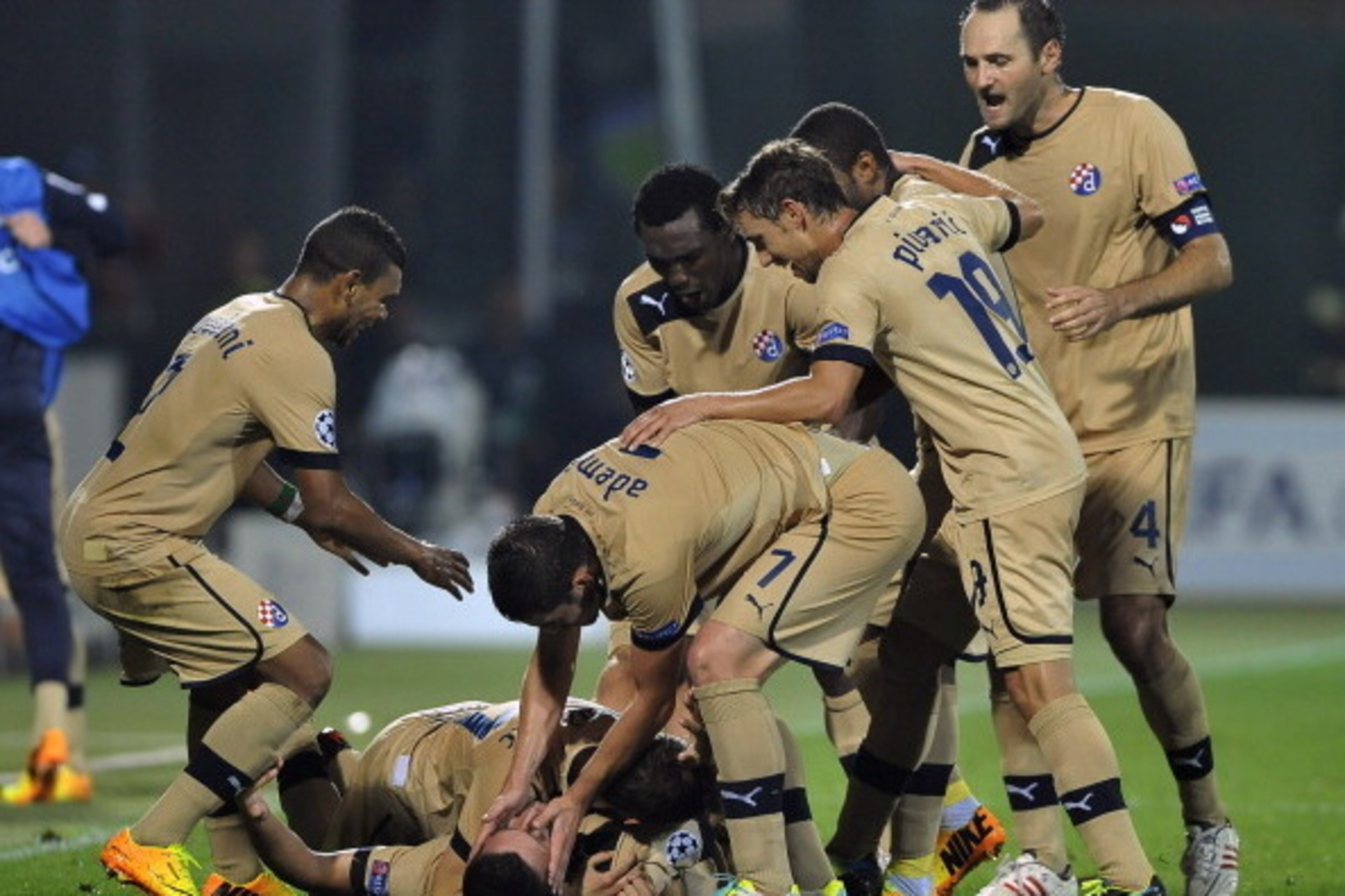 VIENNA, AUSTRIA - AUGUST 27:  GNK Dinamo Zagreb players celebrate a goal during the UEFA Champions League play-off second leg match between FK Austria Wien and GNK Dinamo Zagreb held on August 27, 2013 at the Austria Arena, in Vienna, Austria. (Photo by S