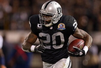 OAKLAND, CA - DECEMBER 06:  Darren McFadden #20 of the Oakland Raiders runs with the ball against the Denver Broncos at O.co Coliseum on December 6, 2012 in Oakland, California.  (Photo by Ezra Shaw/Getty Images)