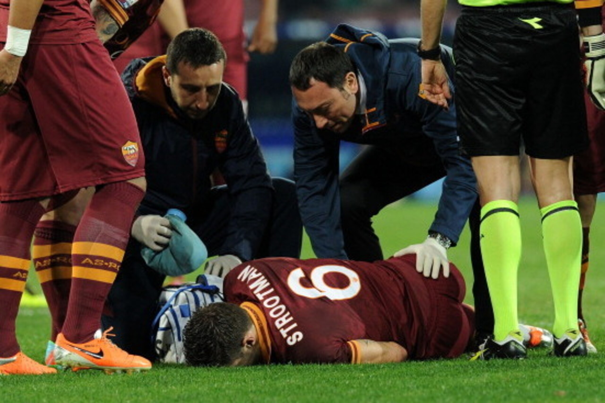 NAPLES, ITALY - MARCH 09:  Kevin Strootman of Roma lies injured during the Serie A match between SSC Napoli and AS Roma at Stadio San Paolo on March 9, 2014 in Naples, Italy.  (Photo by Giuseppe Bellini/Getty Images)