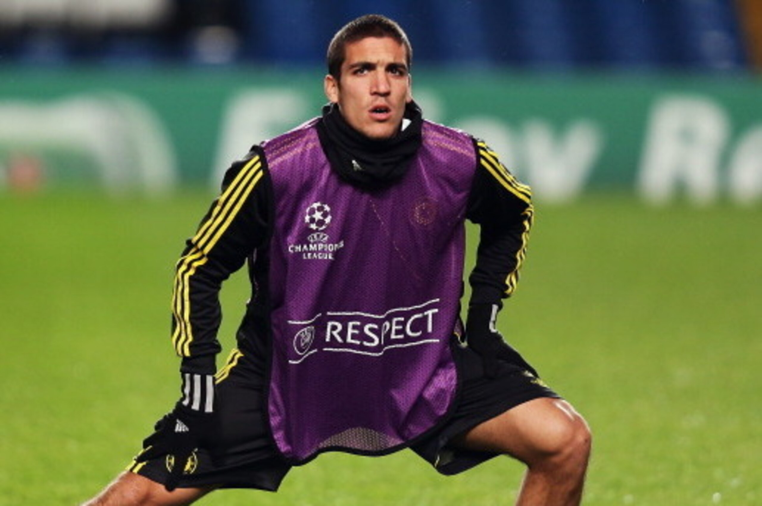 LONDON, ENGLAND - NOVEMBER 06: Oriol Romeu of Chelsea stretches during a Chelsea Training Session and Press Conference ahead of tomorrow's UEFA Champion's League match between Chelsea and FC Shakhtar Donetsk at Stamford Bridge on November 6, 2012 in Lond LONDON, ENGLAND - NOVEMBER 06: Oriol Romeu of Chelsea stretches during a Chelsea Training Session and Press Conference ahead of tomorrow's UEFA Champion's League match between Chelsea and FC Shakhtar Donetsk at Stamford Bridge on November 6, 2012 in Lond