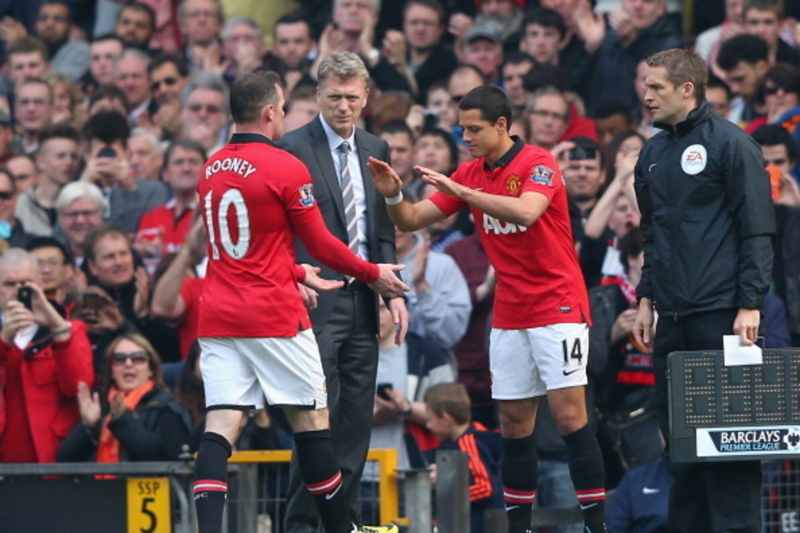 MANCHESTER, ENGLAND - MARCH 29:  Manchester United Manager David Moyes substitutes Wayne Rooney for Javier Hernandez during the Barclays Premier League match between Manchester United and Aston Villa at Old Trafford on March 29, 2014 in Manchester, Englan