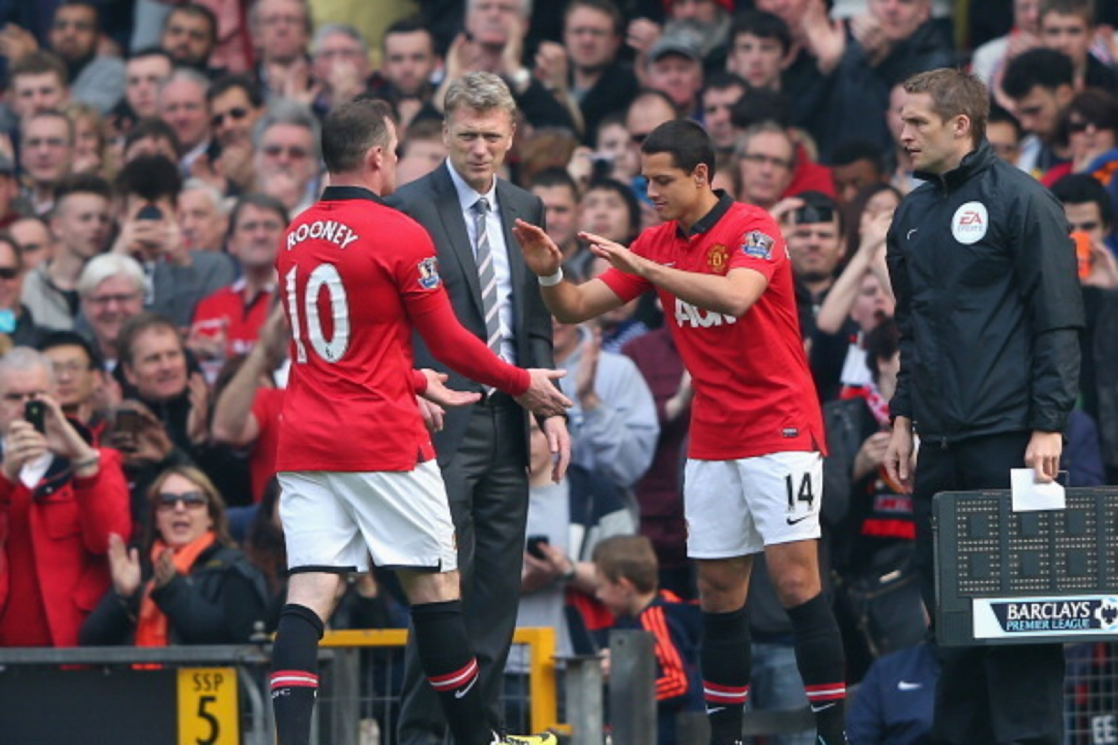 MANCHESTER, ENGLAND - MARCH 29:  Manchester United Manager David Moyes substitutes Wayne Rooney for Javier Hernandez during the Barclays Premier League match between Manchester United and Aston Villa at Old Trafford on March 29, 2014 in Manchester, Englan