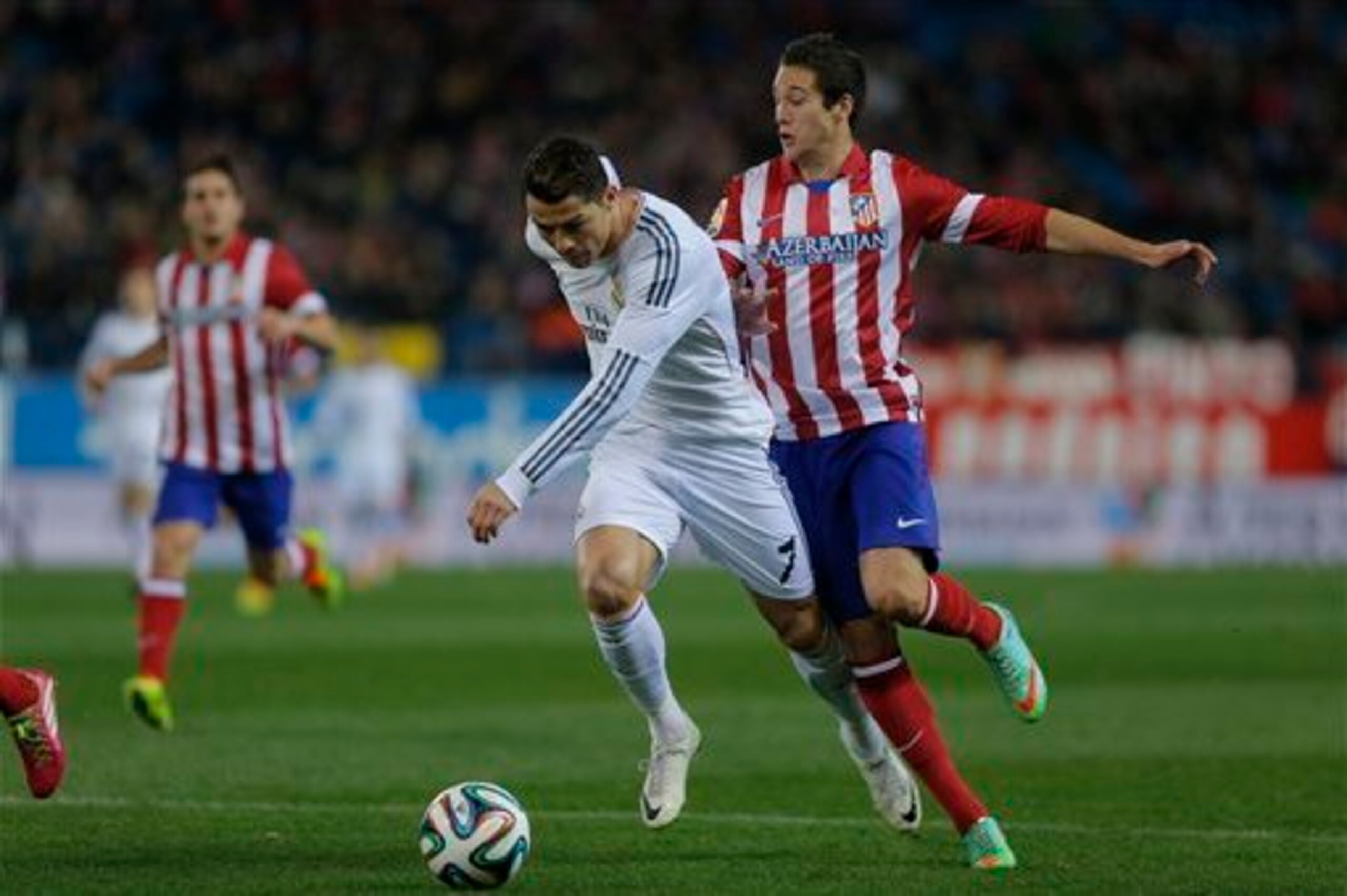 Manquillo, right, tackles Cristiano Ronaldo