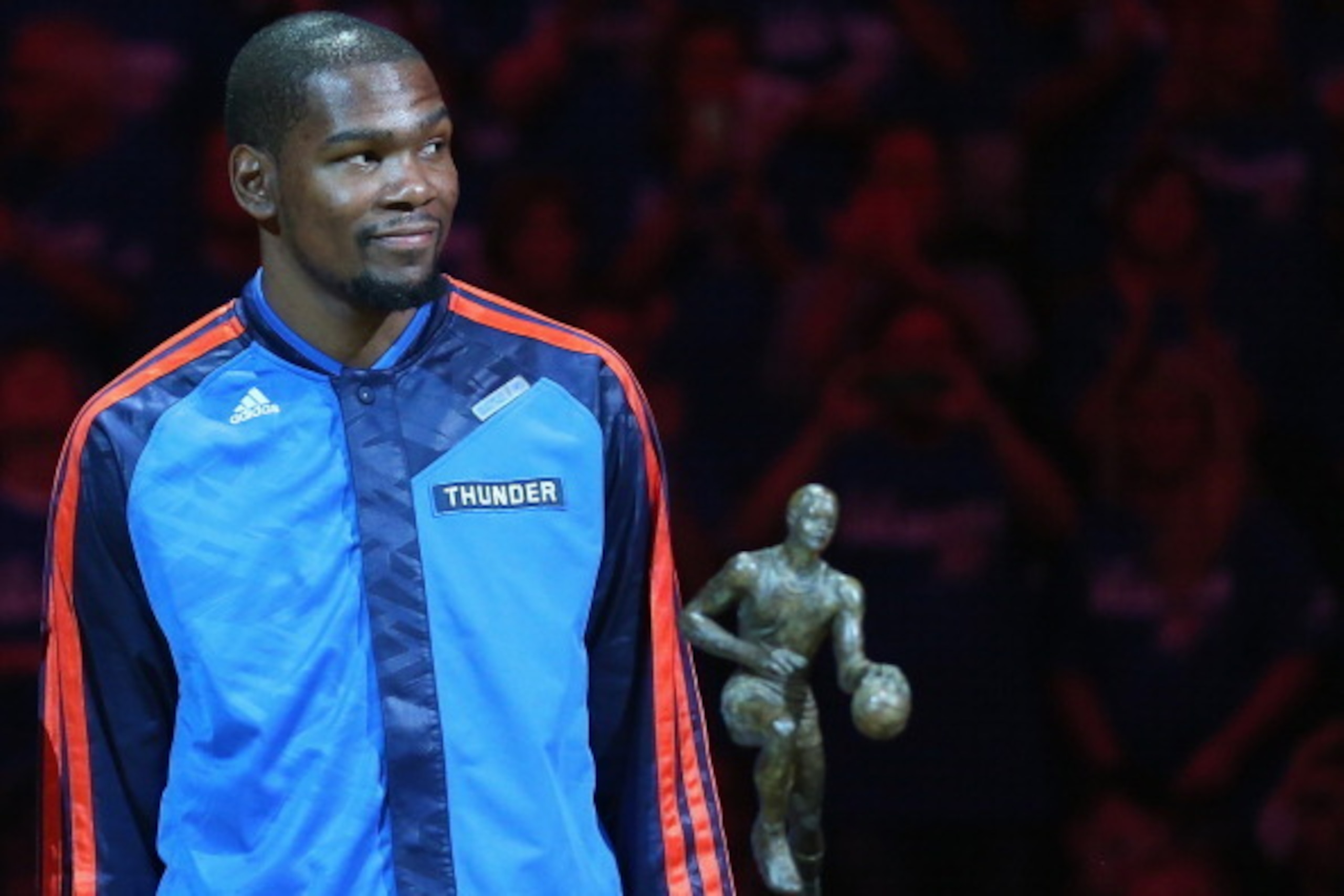 OKLAHOMA CITY, OK - MAY 07:  Kevin Durant of the Oklahoma City Thunder with the Maurice Podoloff Trophy after being named the 2013-14 KIA Player of the Year before Game Two of the Western Conference Semifinals during the 2014 NBA Playoffs at Chesapeake En