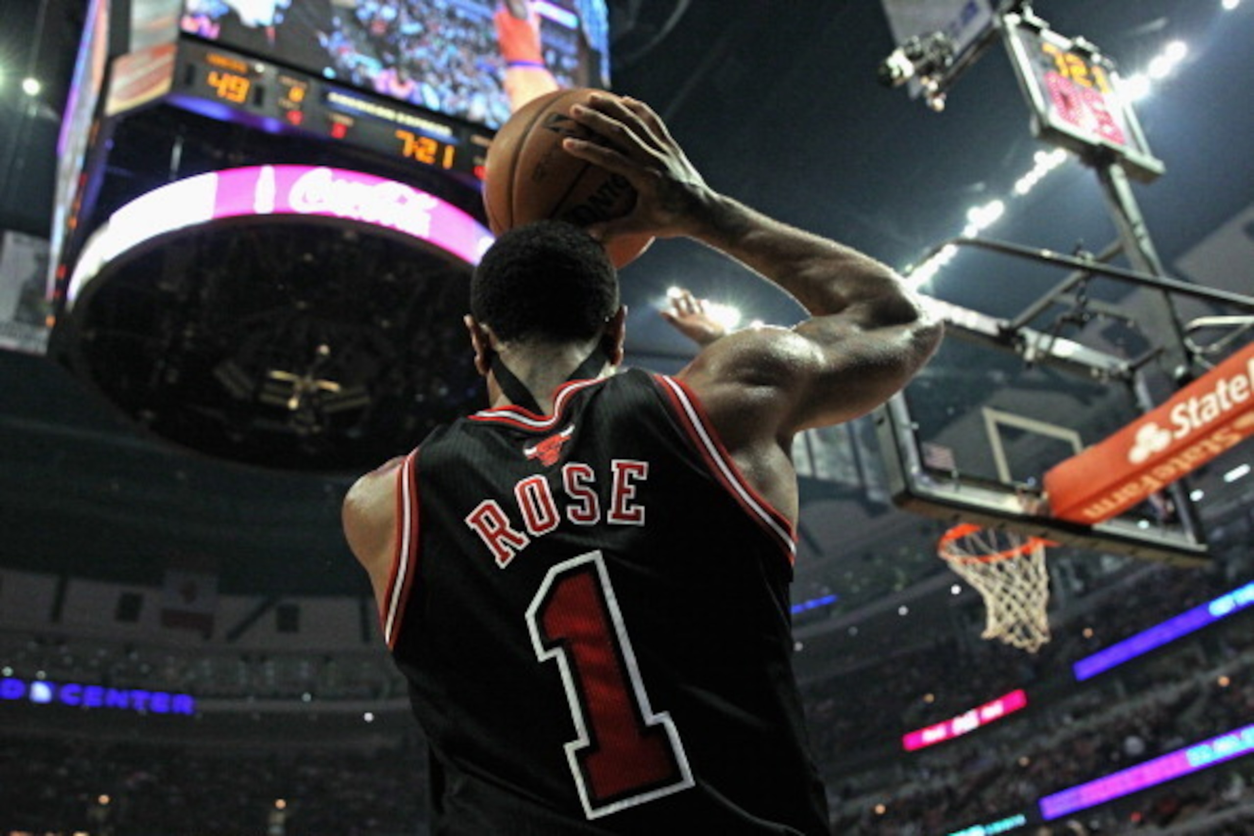 CHICAGO, IL - OCTOBER 31:  Derrick Rose #1 of the Chicago Bulls inbounds the ball against the New York Knicks at the United Center on October 31, 2013 in Chicago, Illinois. The Bulls defeated the Knicks 82-81. NOTE TO USER: User expressly acknowledges and