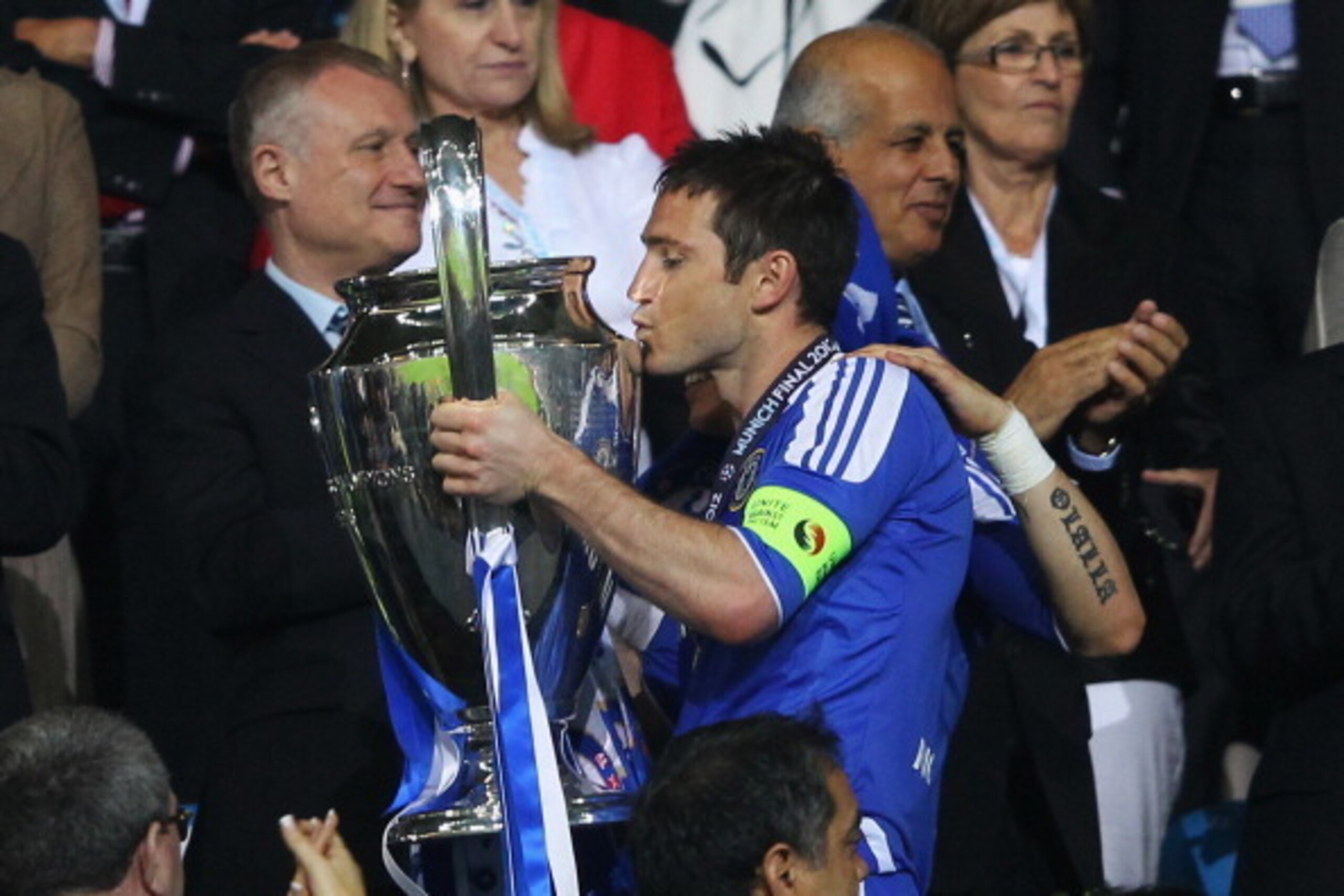 MUNICH, GERMANY - MAY 19: Frank Lampard of Chelsea celebrates with the trophy after their victory in the UEFA Champions League Final between FC Bayern Muenchen and Chelsea at the Fussball Arena München on May 19, 2012 in Munich, Germany. (Photo by Alex MUNICH, GERMANY - MAY 19: Frank Lampard of Chelsea celebrates with the trophy after their victory in the UEFA Champions League Final between FC Bayern Muenchen and Chelsea at the Fussball Arena München on May 19, 2012 in Munich, Germany. (Photo by Alex