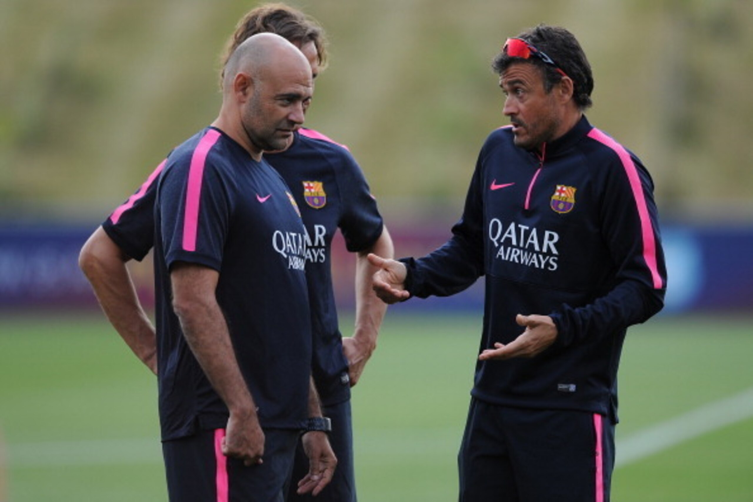 BURTON-UPON-TRENT, ENGLAND - JULY 28: Barcelona coach Luis Enrique (R) makes a point during the Barcelona Training Session at St George's Park on July 28, 2014 in Burton-upon-Trent, England. (Photo by Chris Brunskill/Getty Images)