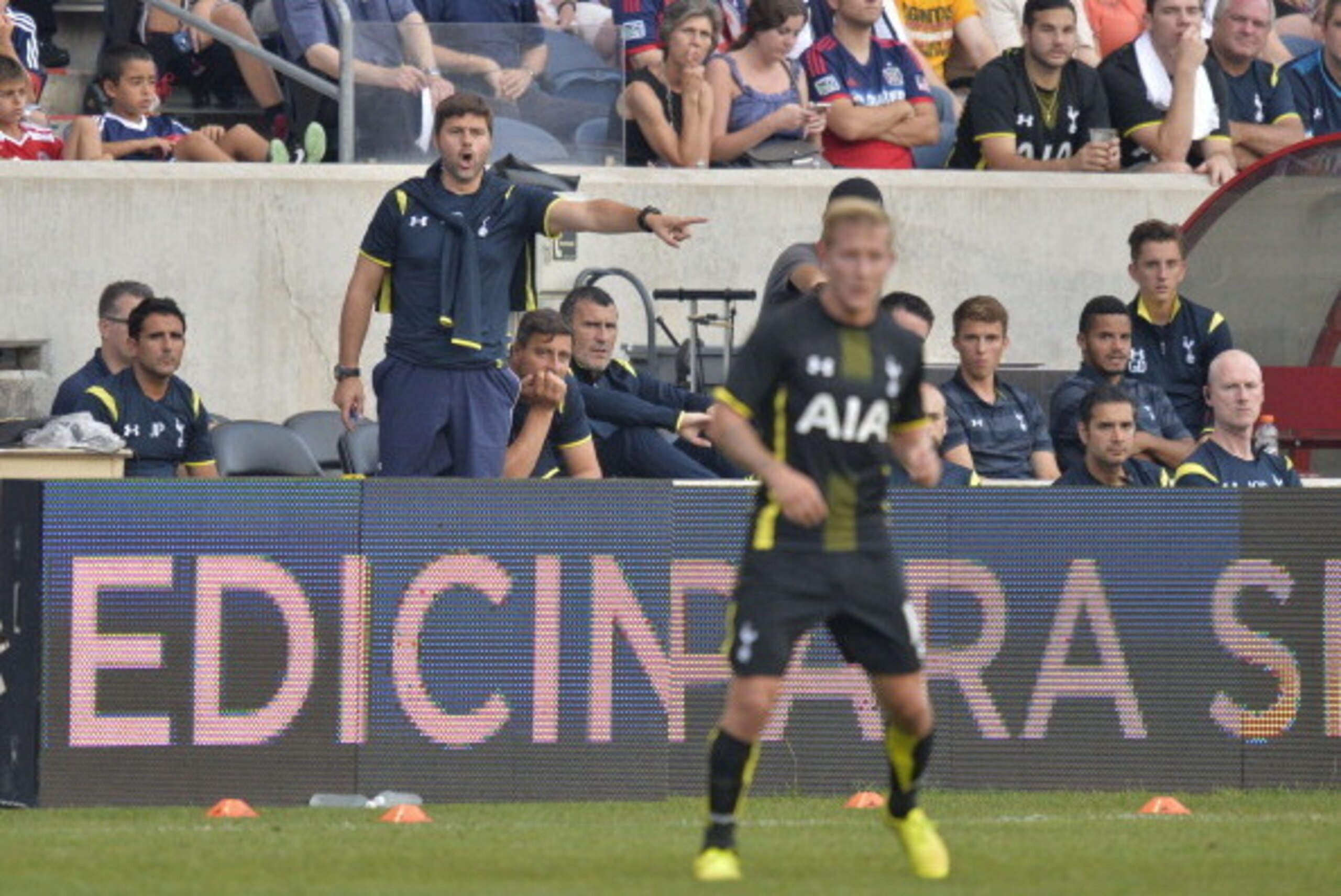 BRIDGEVIEW, IL - JULY 26:  Manager Mauricio Pochettino of Tottenham Hotspur yells to his players during the first half against the Chicago Fire at Toyota Park on July 26, 2014 in Bridgeview, Illinois.  (Photo by Brian Kersey/Getty Images)