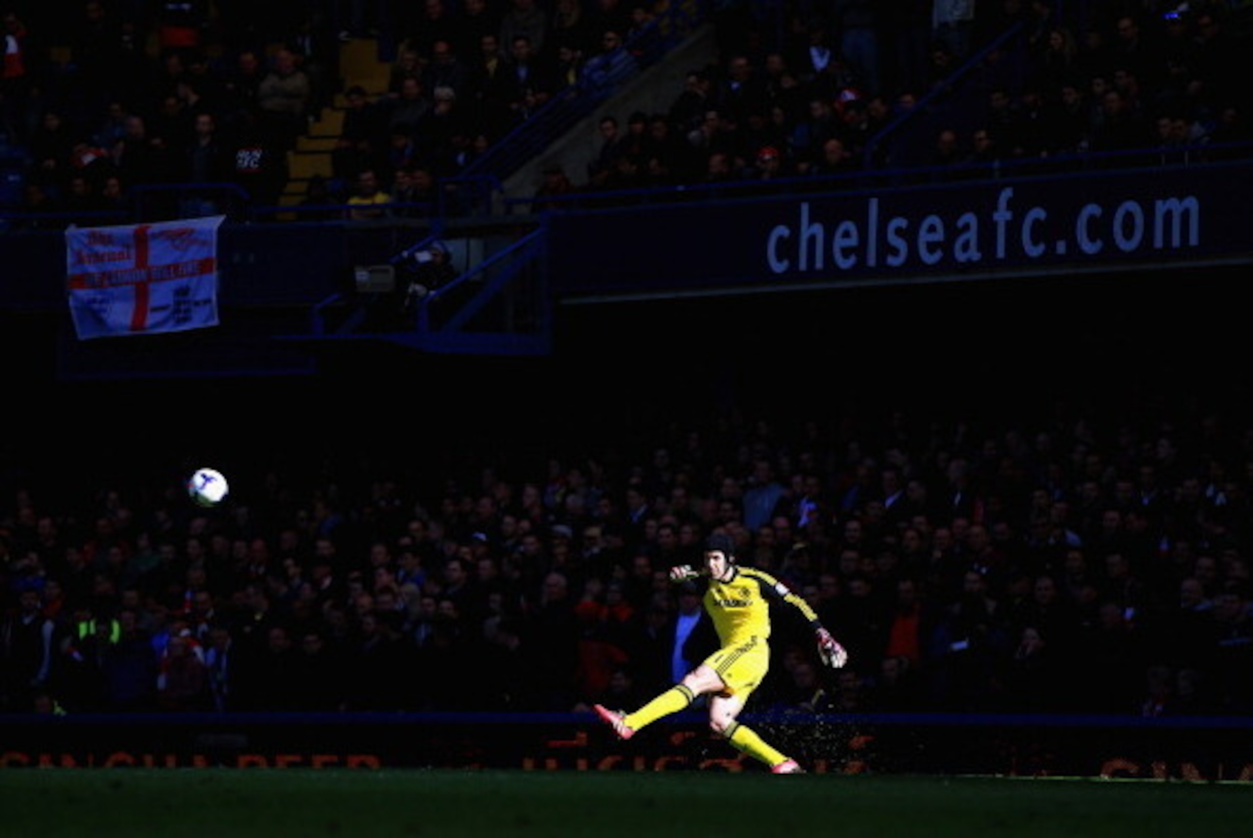 LONDON, ENGLAND - MARCH 22:  Petr Cech of Chelsea takes a goal kick during the Barclays Premier League match between Chelsea and Arsenal at Stamford Bridge on March 22, 2014 in London, England.  (Photo by Richard Heathcote/Getty Images)