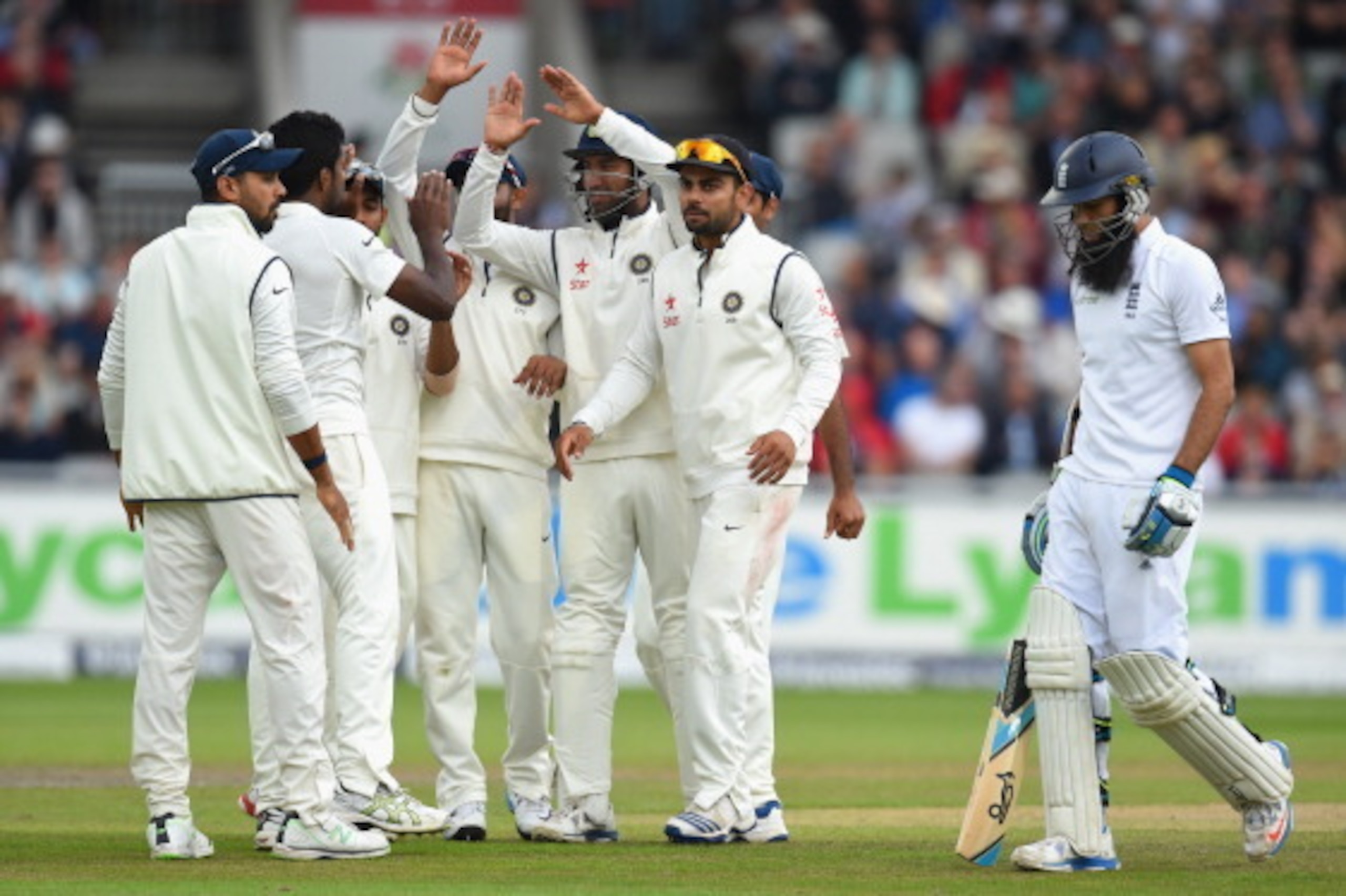 MANCHESTER, ENGLAND - AUGUST 08:  India bowler Varun Aaron (c) celebrates after dismissing England batsman Moeen Ali during day two of the 4th Investec Test match at Old Trafford on August 8, 2014 in Manchester, England.  (Photo by Stu Forster/Getty Image