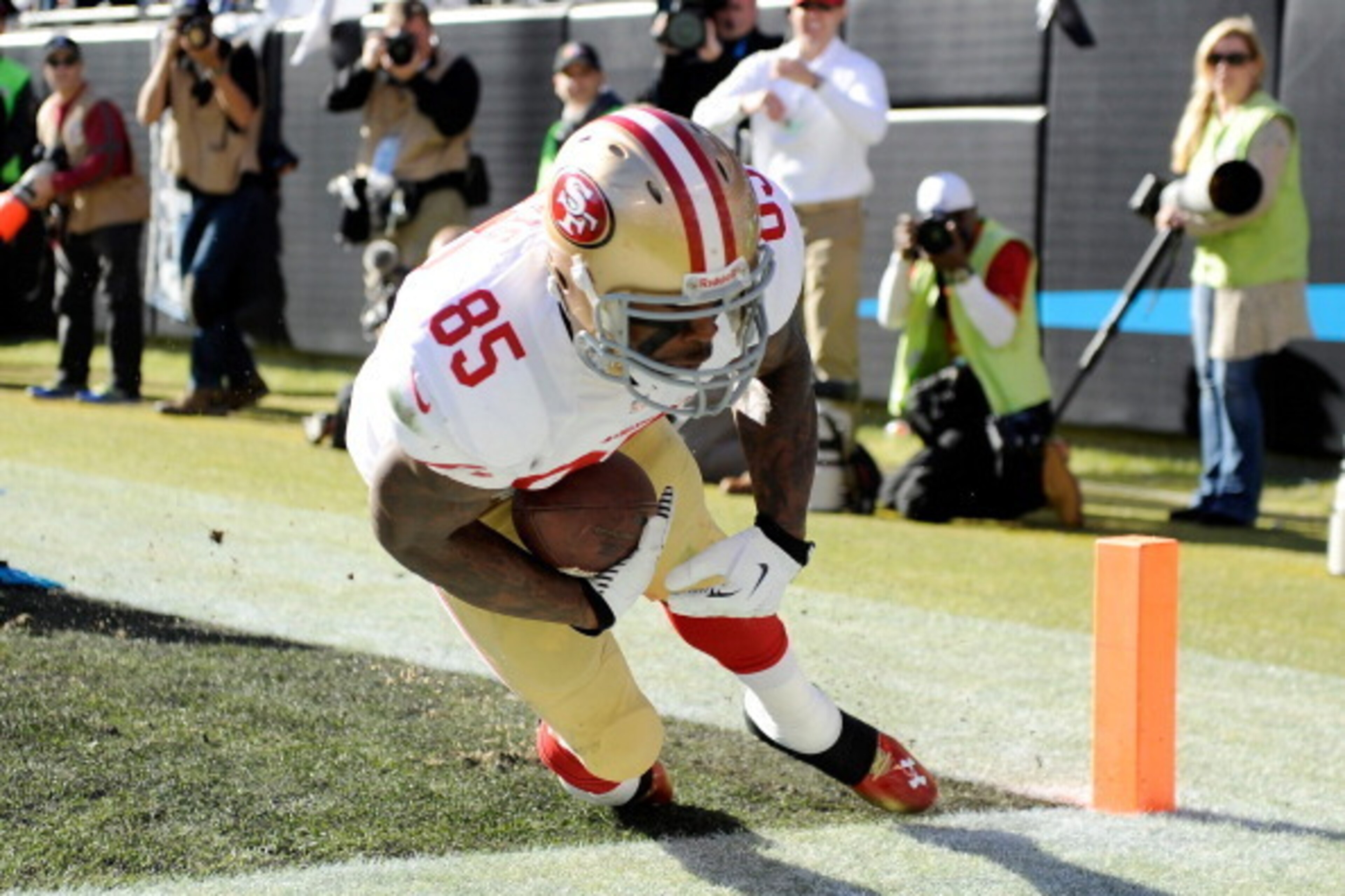 CHARLOTTE, NC - JANUARY 12: Vernon Davis #85 of the San Francisco 49ers catches a touchdown in the second quarter against the Carolina Panthers during the NFC Divisional Playoff Game at Bank of America Stadium on January 12, 2014 in Charlotte, North Caro CHARLOTTE, NC - JANUARY 12: Vernon Davis #85 of the San Francisco 49ers catches a touchdown in the second quarter against the Carolina Panthers during the NFC Divisional Playoff Game at Bank of America Stadium on January 12, 2014 in Charlotte, North Caro