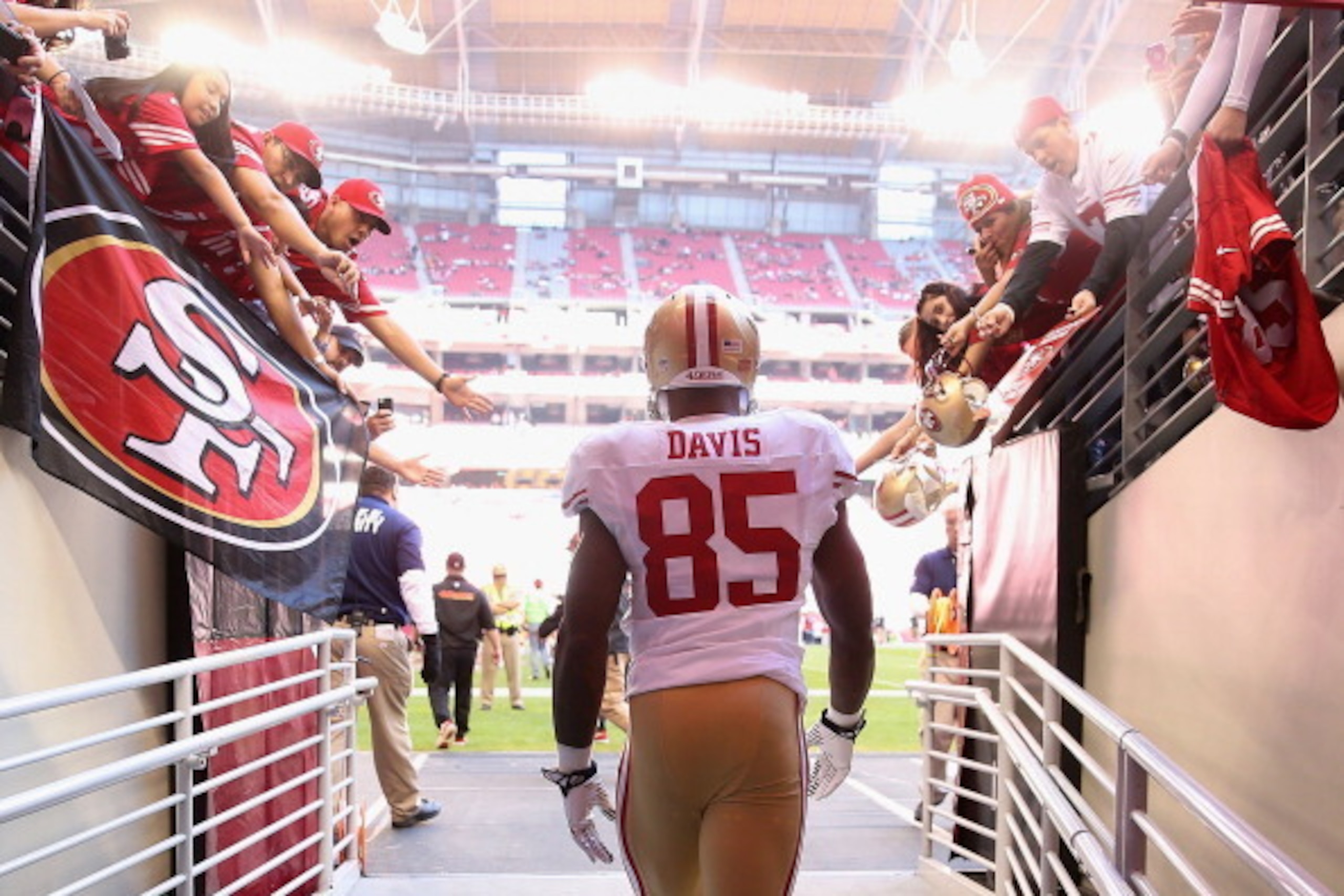 GLENDALE, AZ - DECEMBER 29: Tight end Vernon Davis #85 of the San Francisco 49ers walks out onto the field before the NFL game against the Arizona Cardinals at the University of Phoenix Stadium on December 29, 2013 in Glendale, Arizona. The 49ers defeat GLENDALE, AZ - DECEMBER 29: Tight end Vernon Davis #85 of the San Francisco 49ers walks out onto the field before the NFL game against the Arizona Cardinals at the University of Phoenix Stadium on December 29, 2013 in Glendale, Arizona. The 49ers defeat