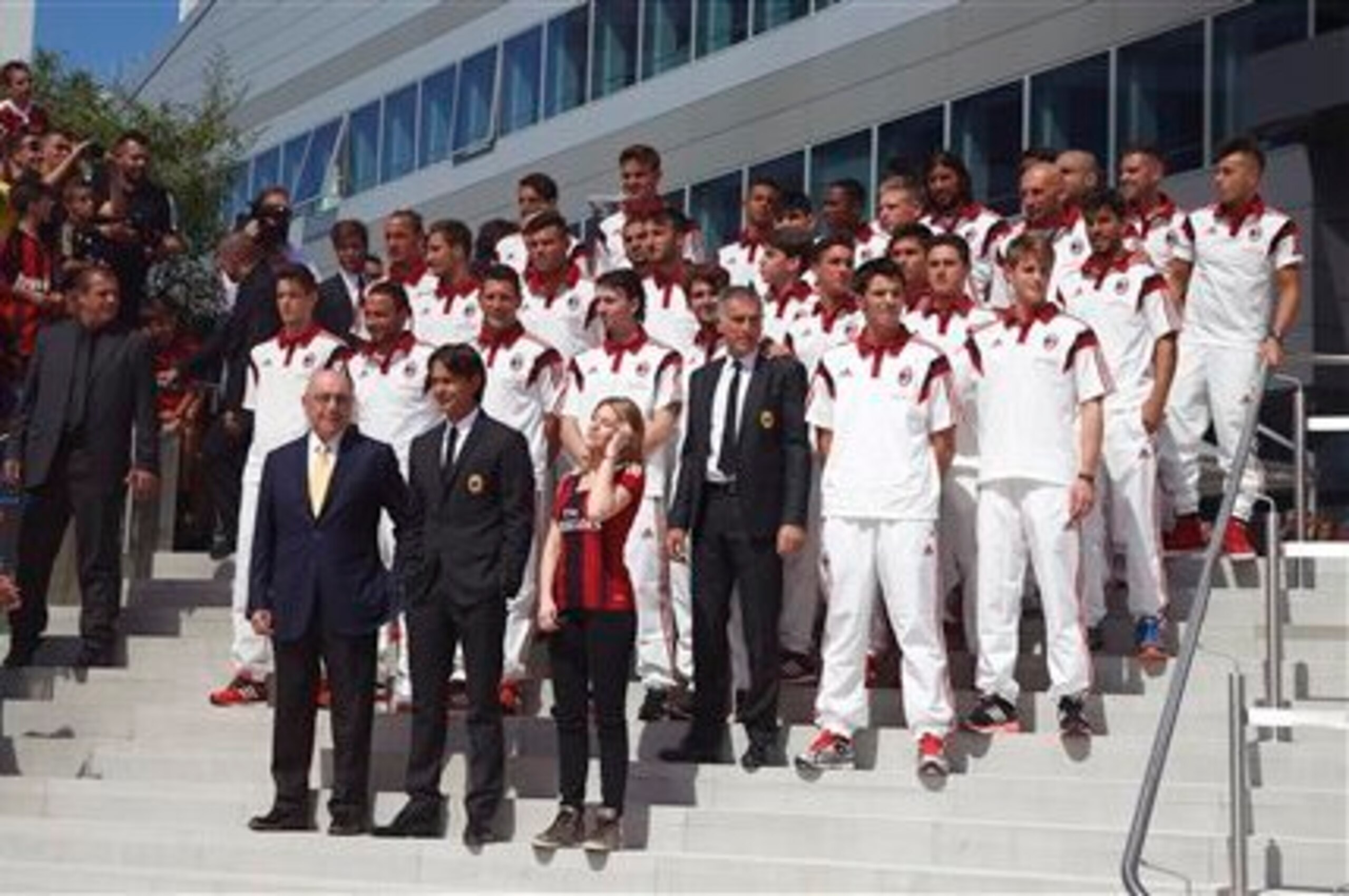 This season's squad and management pose in front of Casa Milan