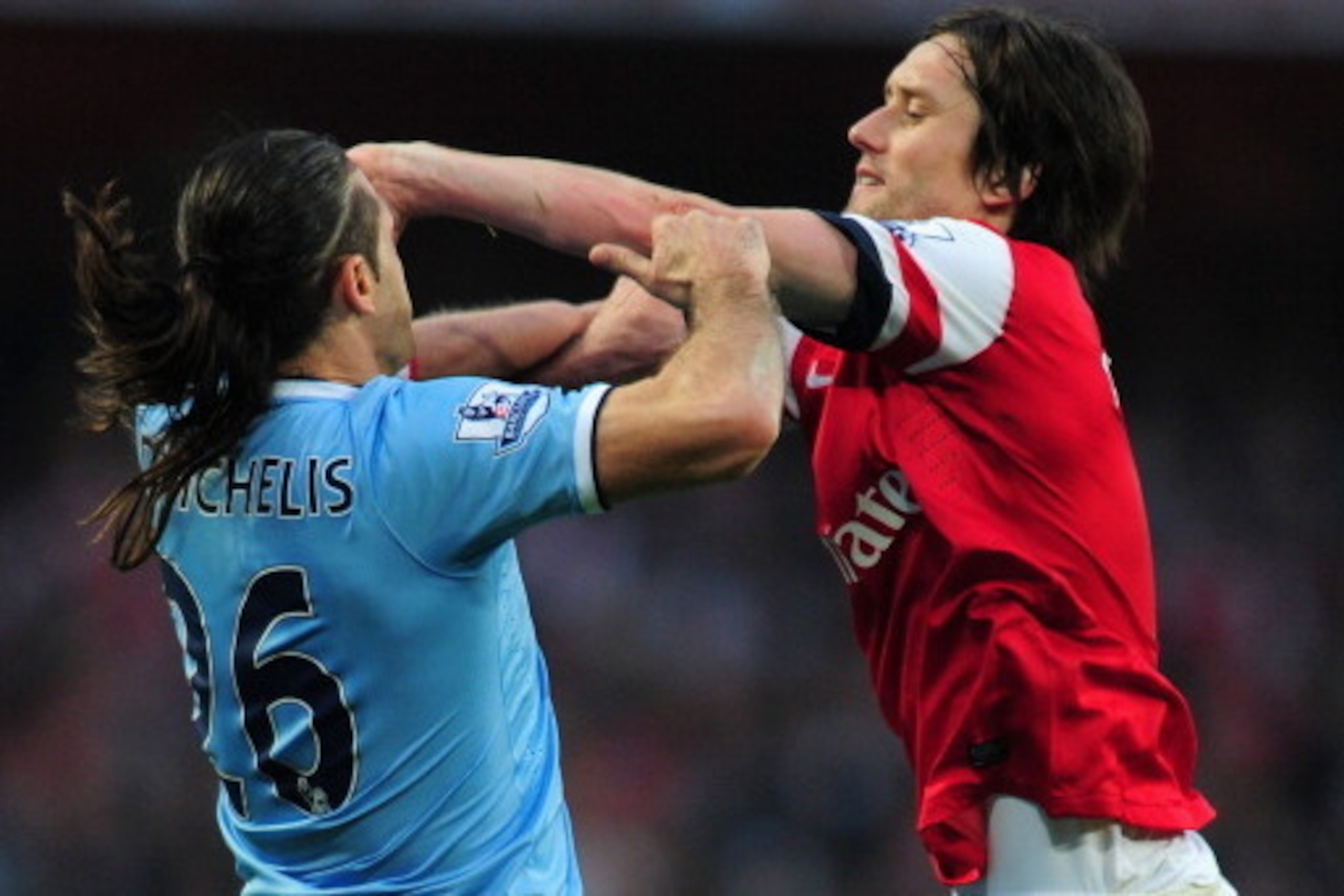LONDON, ENGLAND - MARCH 29: Martin Demichelis of Manchester City clashes with Tomas Rosicky of Arsenal during the Barclays Premier League match between Arsenal and Manchester City at Emirates Stadium on March 29, 2014 in London, England. (Photo by Shaun LONDON, ENGLAND - MARCH 29: Martin Demichelis of Manchester City clashes with Tomas Rosicky of Arsenal during the Barclays Premier League match between Arsenal and Manchester City at Emirates Stadium on March 29, 2014 in London, England. (Photo by Shaun