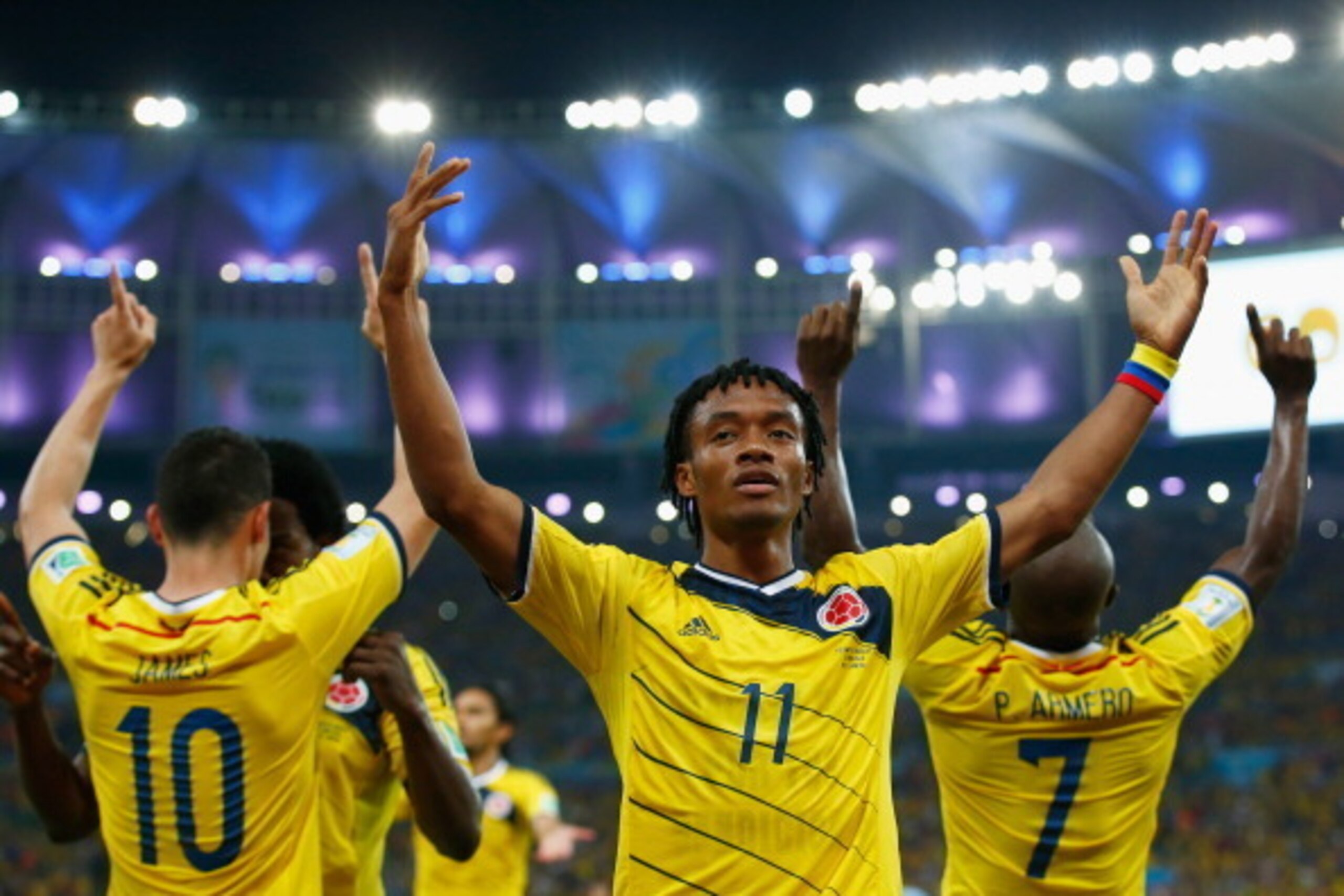 RIO DE JANEIRO, BRAZIL - JUNE 28: Juan Guillermo Cuadrado of Colombia celebrates his team's second goal scored by James Rodriguez (L) during the 2014 FIFA World Cup Brazil round of 16 match between Colombia and Uruguay at Maracana on June 28, 2014 in Rio 