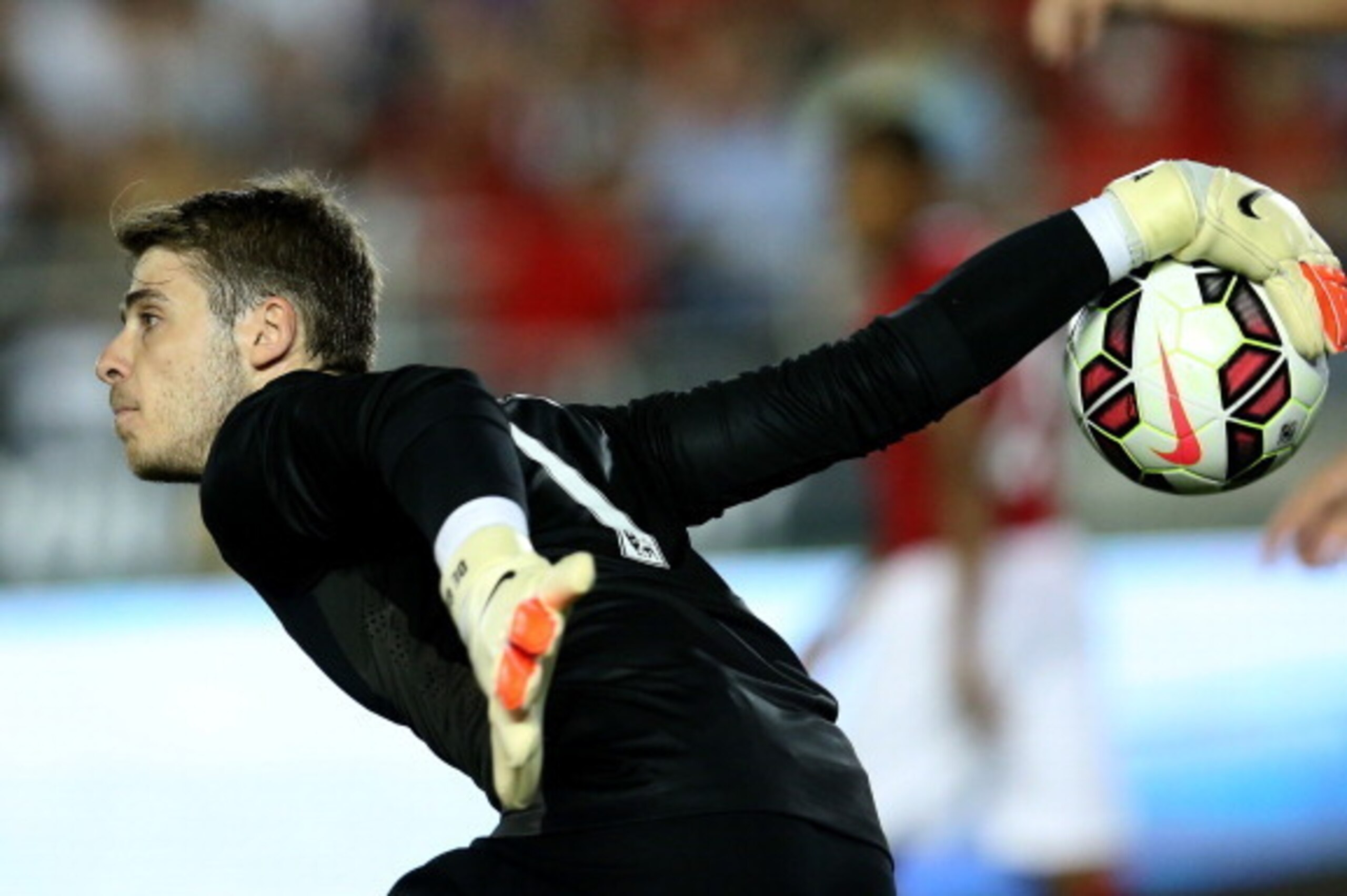 PASADENA, CA - JULY 23:  Goal keeper David De Gea #1 of Manchester United throws the ball forward against the Los Angeles Galaxy at the Rose Bowl on July 23, 2014 in Pasadena, California.  (Photo by Stephen Dunn/Getty Images)