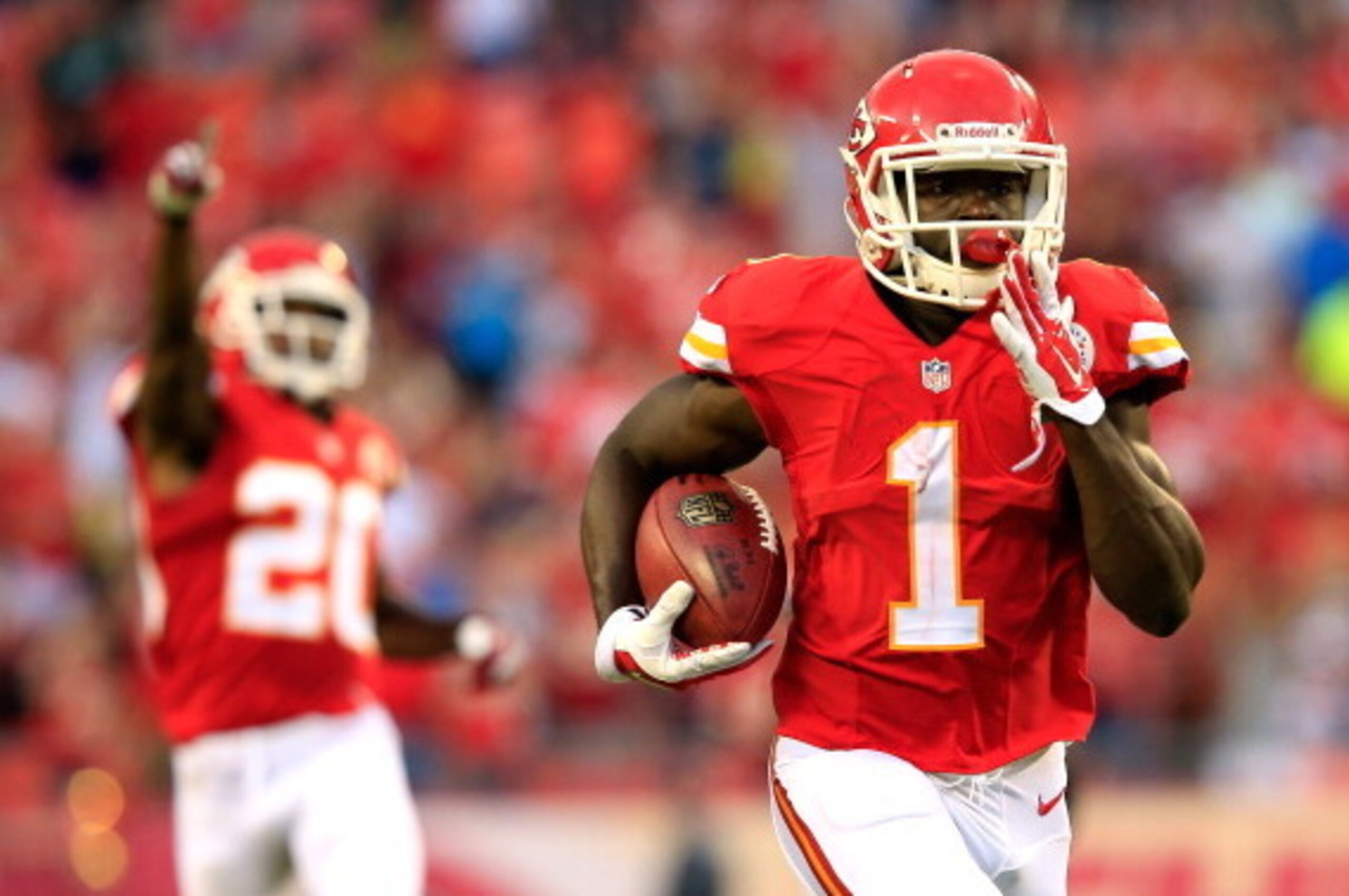 KANSAS CITY, MO - AUGUST 07:  De'Anthony Thomas #1 of the Kansas City Chiefs scores a touchdown against the Cincinnati Bengals during the first quarter at Arrowhead Stadium on August 7, 2014 in Kansas City, Missouri.  (Photo by Jamie Squire/Getty Images)