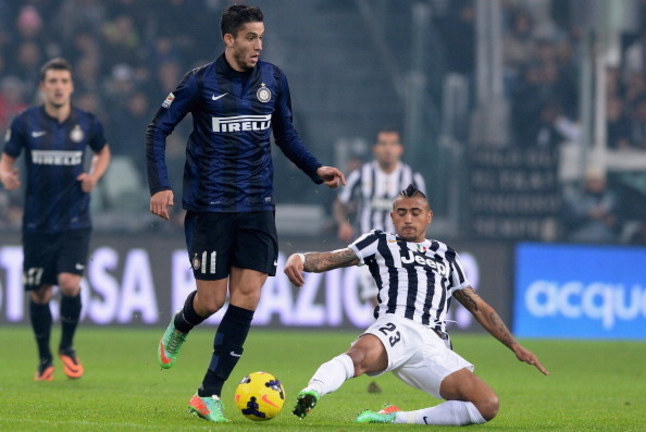 TURIN, ITALY - FEBRUARY 02:  Arturo Vidal of Juventus #23 and Ricardo Alvarez of FC Inter Milan compete for the ball during the Serie A match between Juventus and FC Internazionale Milano at Juventus Arena on February 2, 2014 in Turin, Italy.  (Photo by C