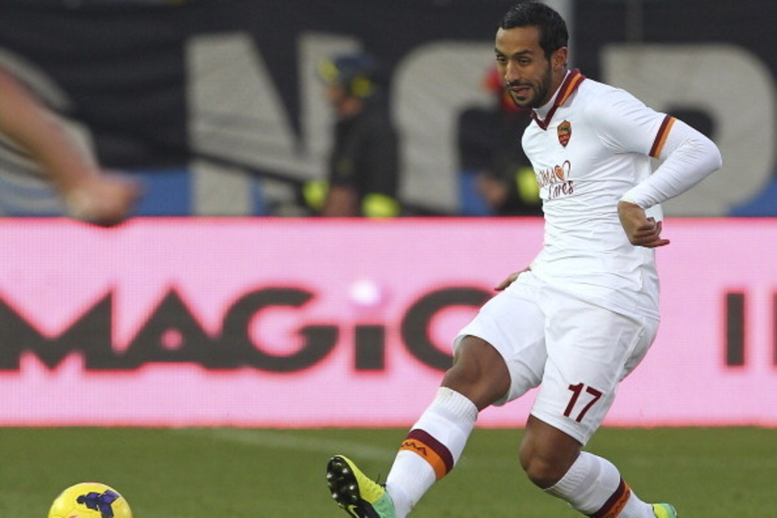 BERGAMO, ITALY - DECEMBER 01:  Mehdi Benatia of AS Roma in action during the Serie A match between Atalanta BC and AS Roma at Stadio Atleti Azzurri d'Italia on December 1, 2013 in Bergamo, Italy.  (Photo by Marco Luzzani/Getty Images)
