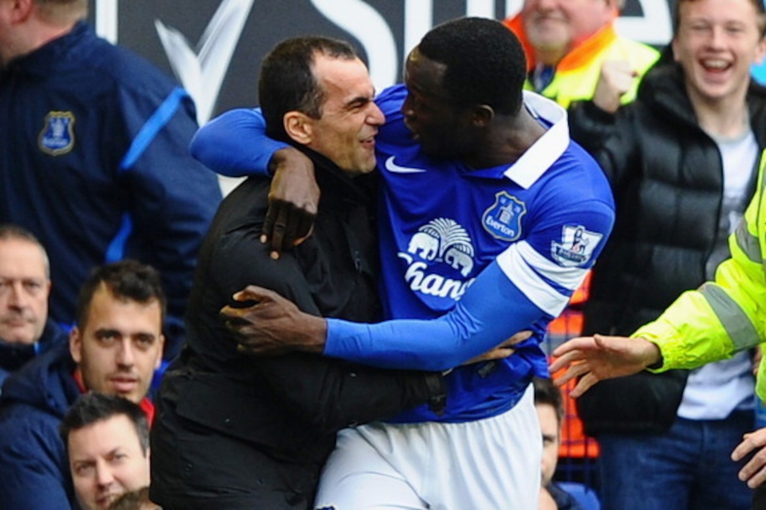 LIVERPOOL, ENGLAND - APRIL 06:  Romelu Lukaku of Everton celebrates scoring the second goal with Manager Roberto Martinez during the Barclays Premier League match between Everton and Arsenal at Goodison Park on April 6, 2014 in Liverpool, England.  (Photo