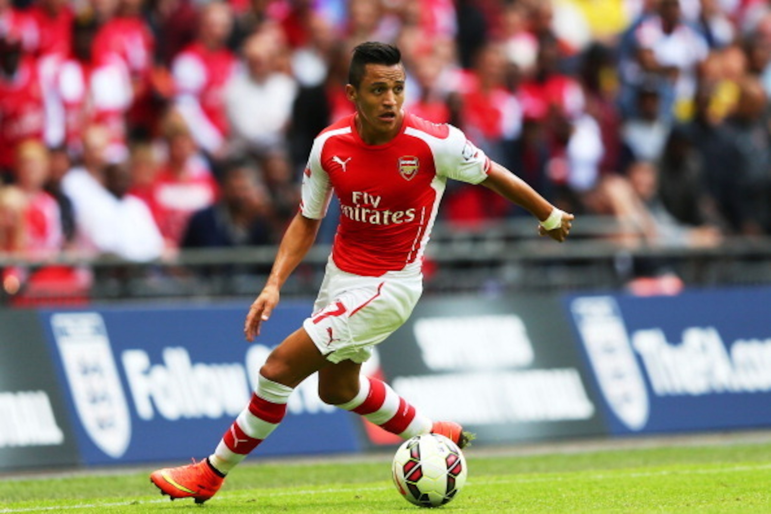 LONDON, ENGLAND - AUGUST 10: Alexis Sanchez of Arsenal in action during the FA Community Shield match between Manchester City and Arsenal at Wembley Stadium on August 10, 2014 in London, England.  (Photo by Clive Mason/Getty Images)