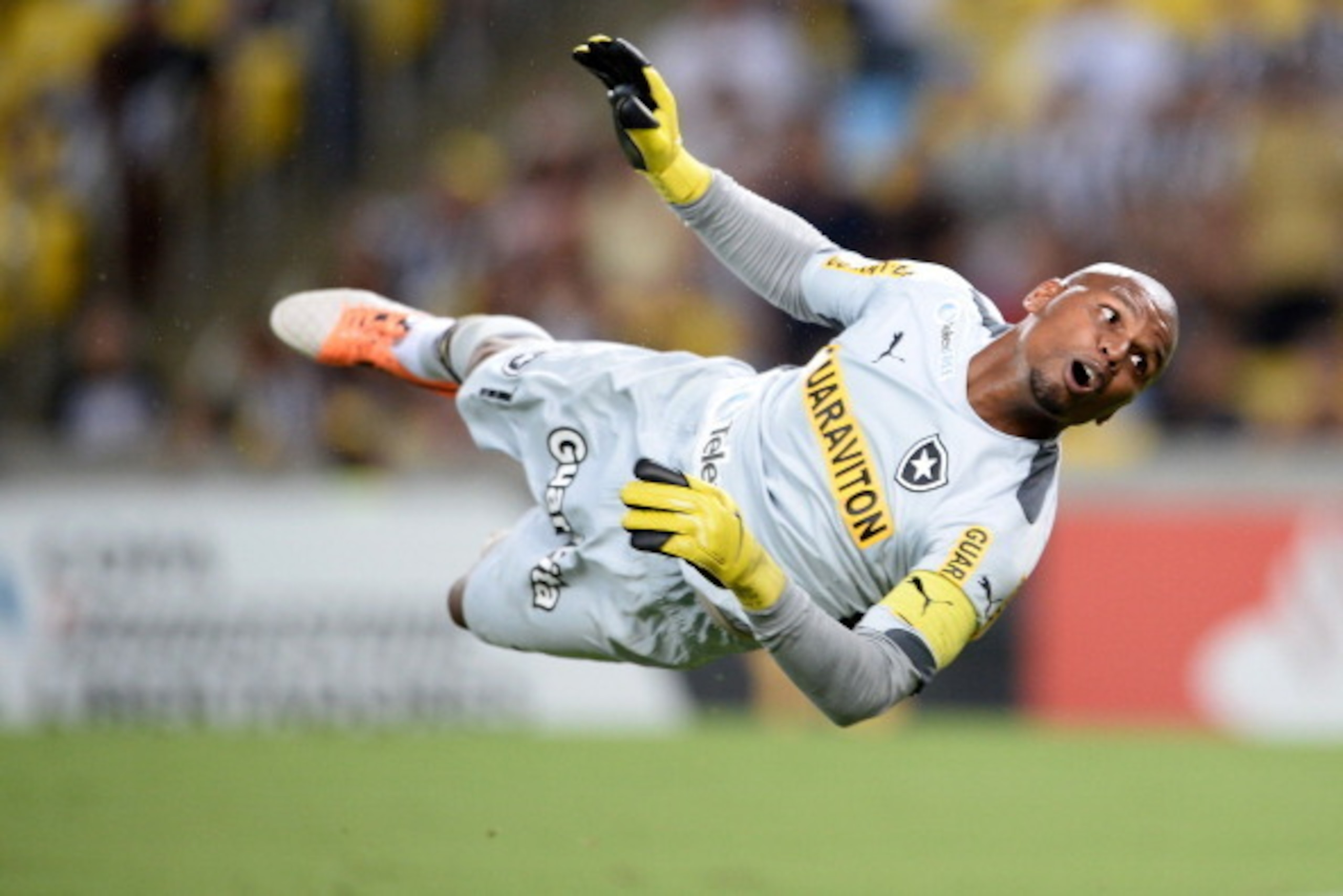 RIO DE JANEIRO, BRAZIL - MARCH 18:  Goalkeeper Jefferson of Botafogoin action during a match between Botafogo and  Independiente del Valle as part of Copa Bridgestone Libertadores 2014 at Maracana Stadium on March 18, 2014 in Rio de Janeiro, Brazil.  (Pho