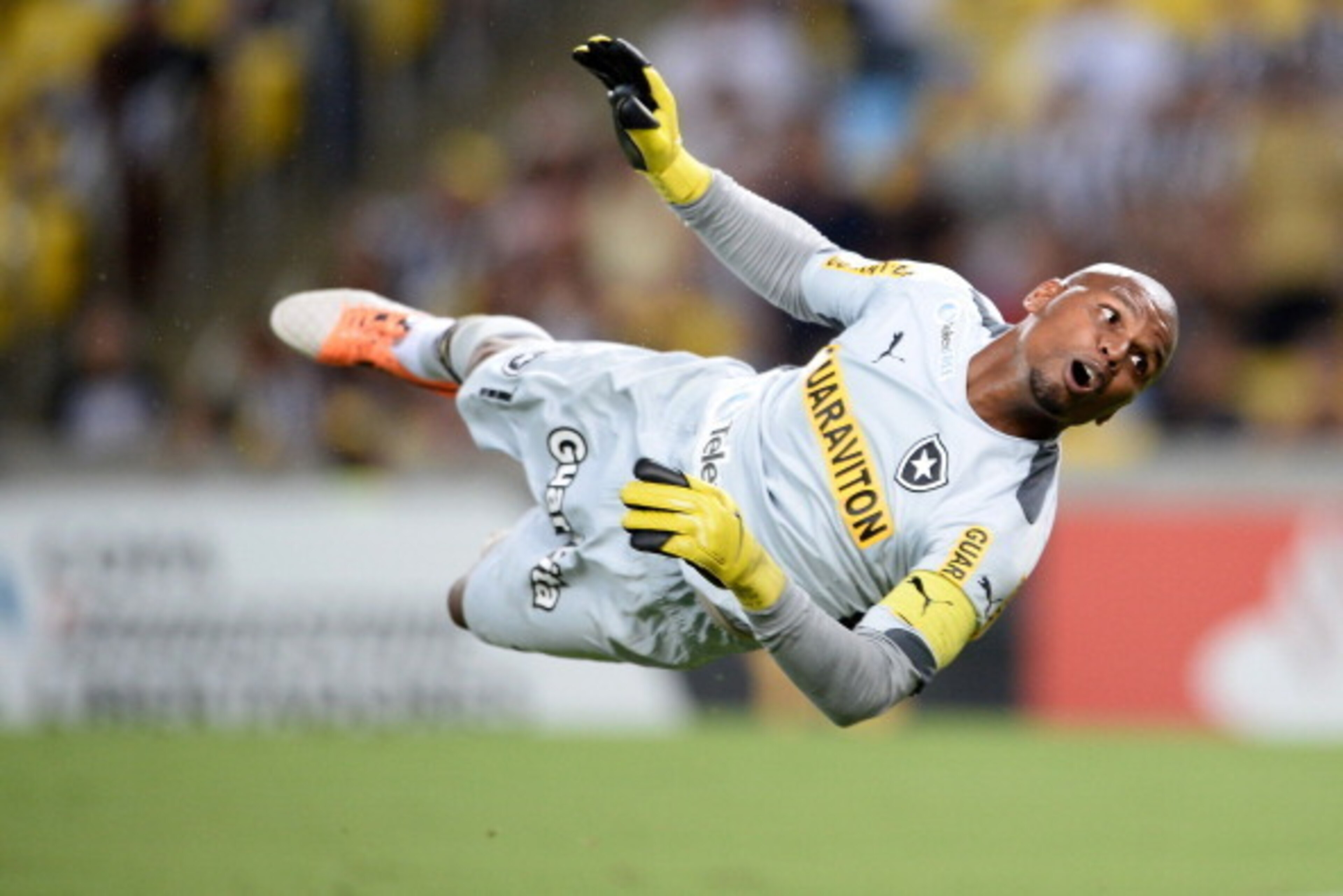 RIO DE JANEIRO, BRAZIL - MARCH 18:  Goalkeeper Jefferson of Botafogoin action during a match between Botafogo and  Independiente del Valle as part of Copa Bridgestone Libertadores 2014 at Maracana Stadium on March 18, 2014 in Rio de Janeiro, Brazil.  (Pho