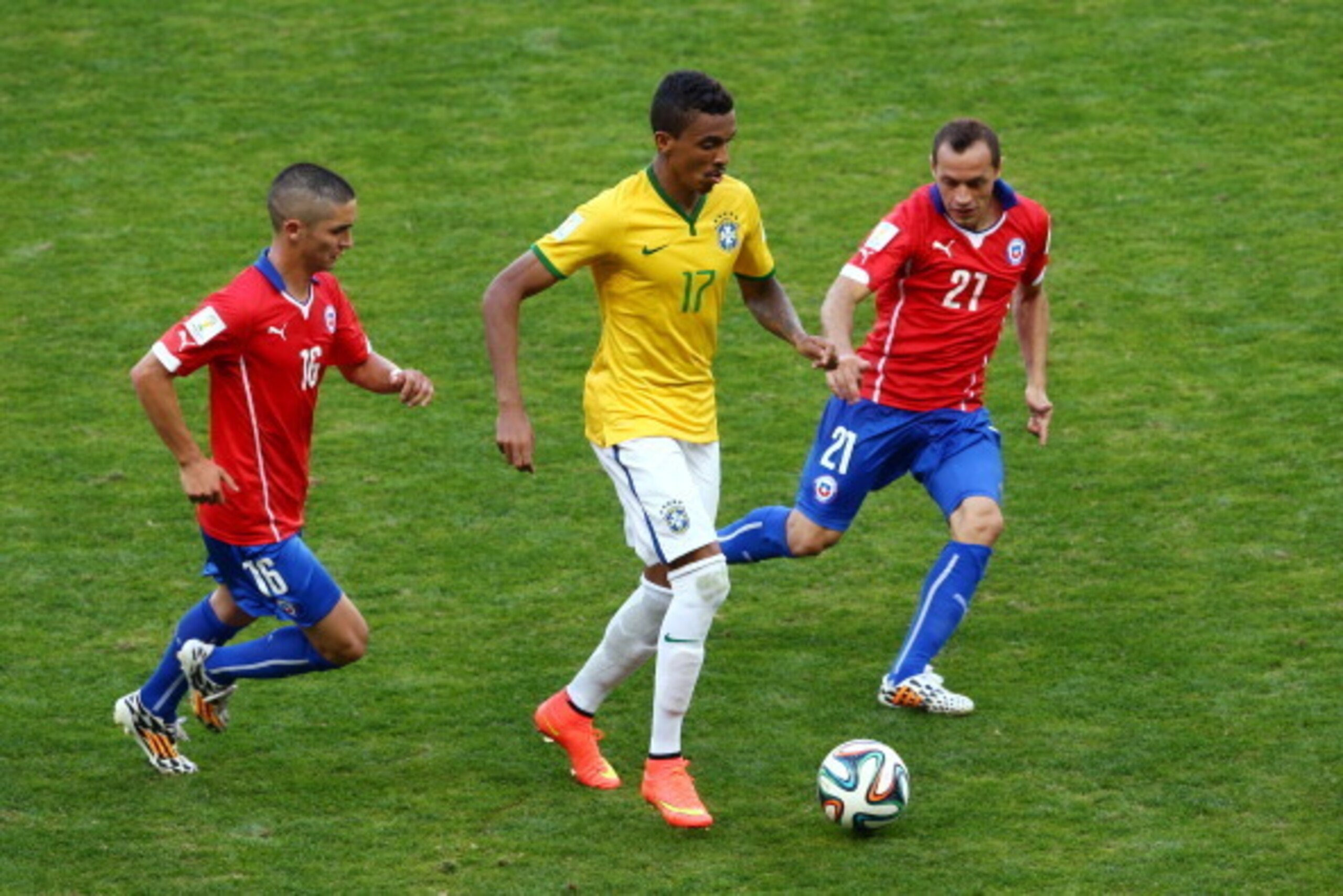 BELO HORIZONTE, BRAZIL - JUNE 28: Luiz Gustavo of Brazil controls the ball against Felipe Gutierrez (L) and Marcelo Diaz of Chile during the 2014 FIFA World Cup Brazil round of 16 match between Brazil and Chile at Estadio Mineirao on June 28, 2014 in Belo BELO HORIZONTE, BRAZIL - JUNE 28: Luiz Gustavo of Brazil controls the ball against Felipe Gutierrez (L) and Marcelo Diaz of Chile during the 2014 FIFA World Cup Brazil round of 16 match between Brazil and Chile at Estadio Mineirao on June 28, 2014 in Belo