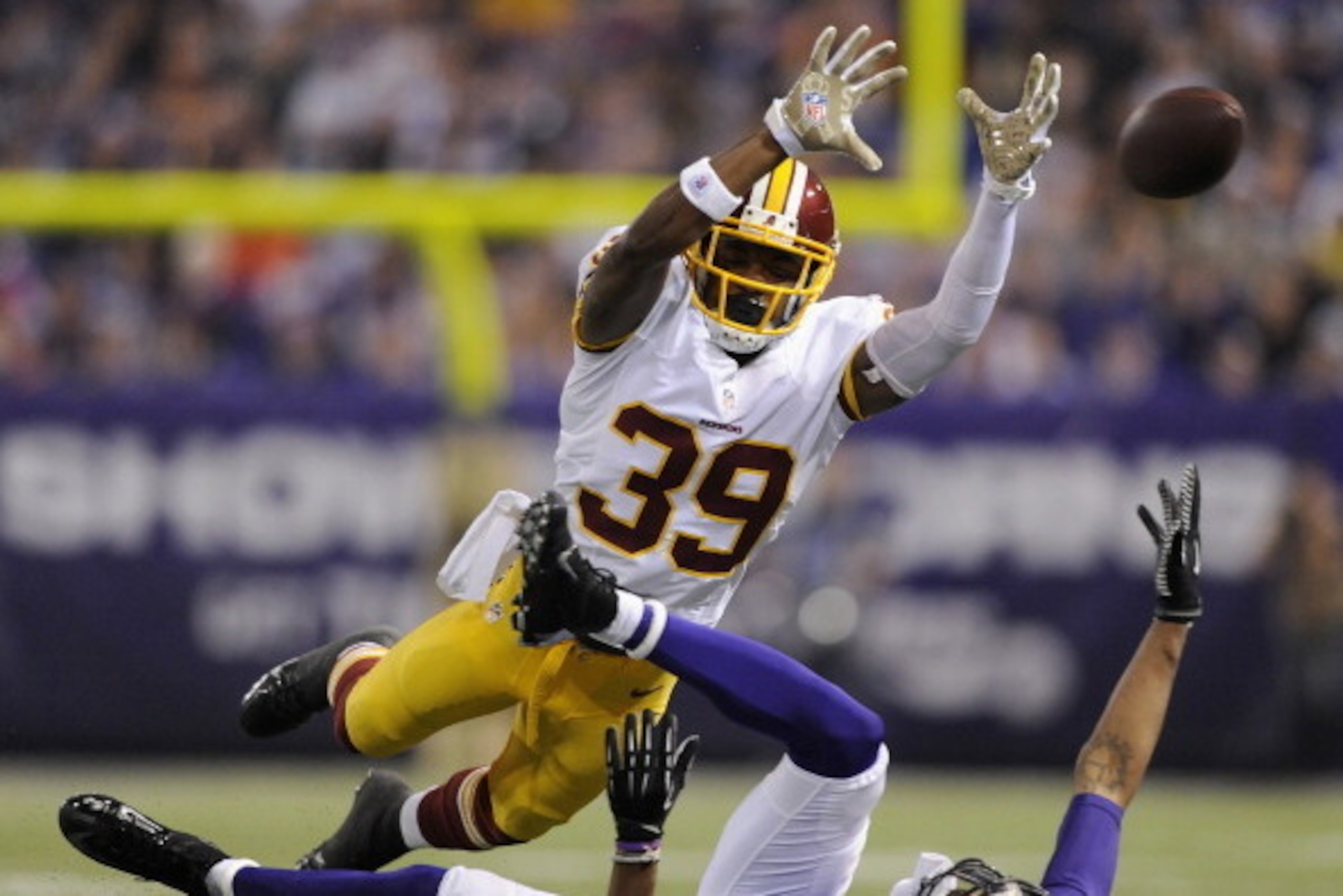 MINNEAPOLIS, MN - NOVEMBER 7: David Amerson #39 of the Washington Redskins breaks up a pass intended for Jerome Simpson #81 of the Minnesota Vikings during the second quarter of the game on November 7, 2013 at Mall of America Field at the Hubert H. Humphr MINNEAPOLIS, MN - NOVEMBER 7: David Amerson #39 of the Washington Redskins breaks up a pass intended for Jerome Simpson #81 of the Minnesota Vikings during the second quarter of the game on November 7, 2013 at Mall of America Field at the Hubert H. Humphr