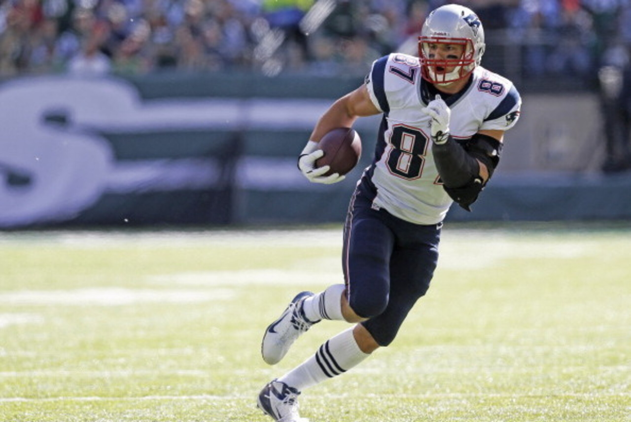 EAST RUTHERFORD, NJ - OCTOBER 20: Rob Gronkowski #87 of the New England Patriots runs against the New York Jets during their game at MetLife Stadium on October 20, 2013 in East Rutherford, New Jersey. (Photo by Jeff Zelevansky/Getty Images) EAST RUTHERFORD, NJ - OCTOBER 20: Rob Gronkowski #87 of the New England Patriots runs against the New York Jets during their game at MetLife Stadium on October 20, 2013 in East Rutherford, New Jersey. (Photo by Jeff Zelevansky/Getty Images)