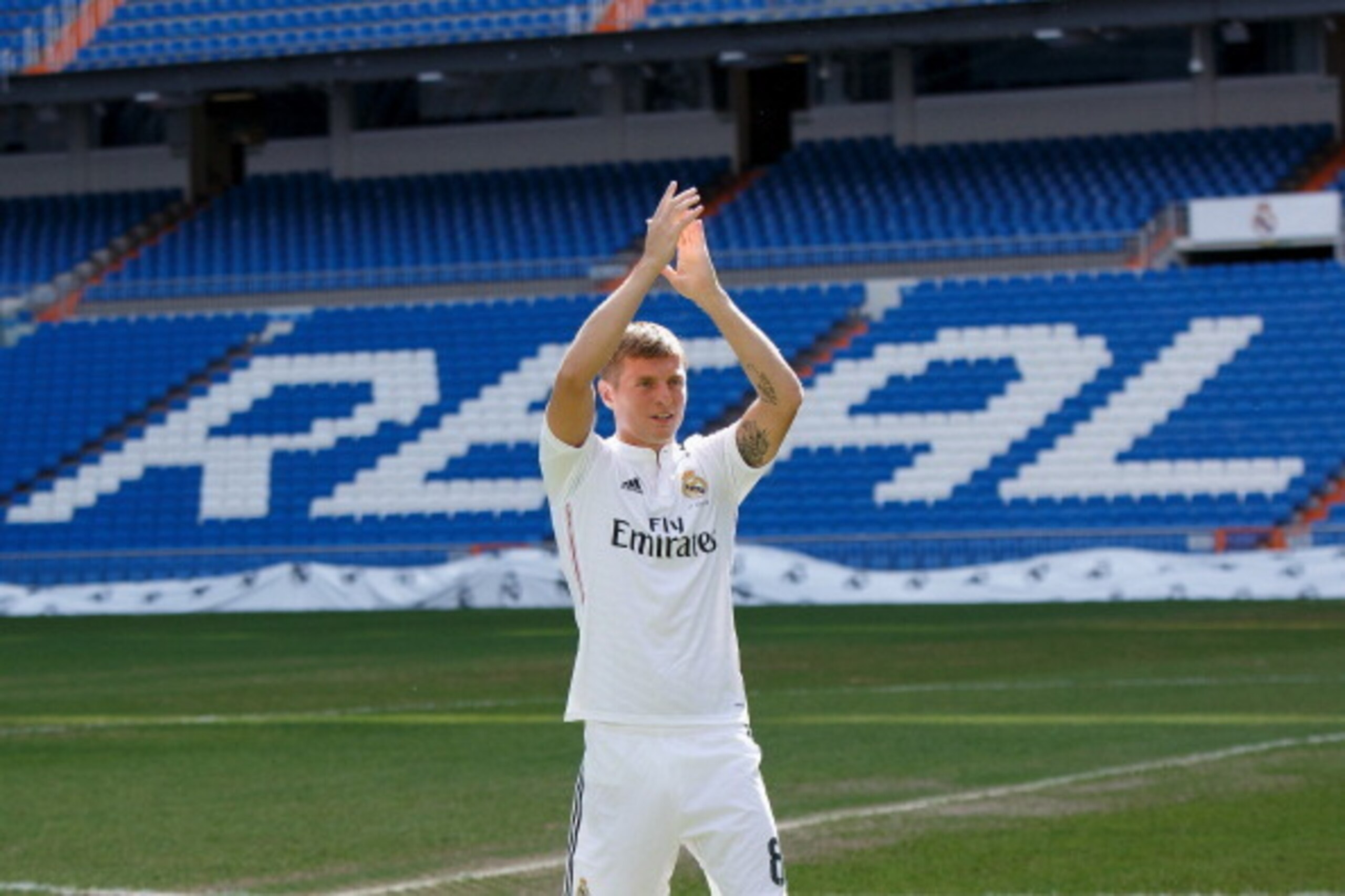 MADRID, SPAIN - JULY 17:  Toni Kroos waves to fans in his new Real Madrid shirt during his official unveiling at Santiago Bernabeu Stadium on July 17, 2014 in Madrid, Spain. Toni Kroos who won the World Cup with Germany in Brazil is Real Madrid's first si