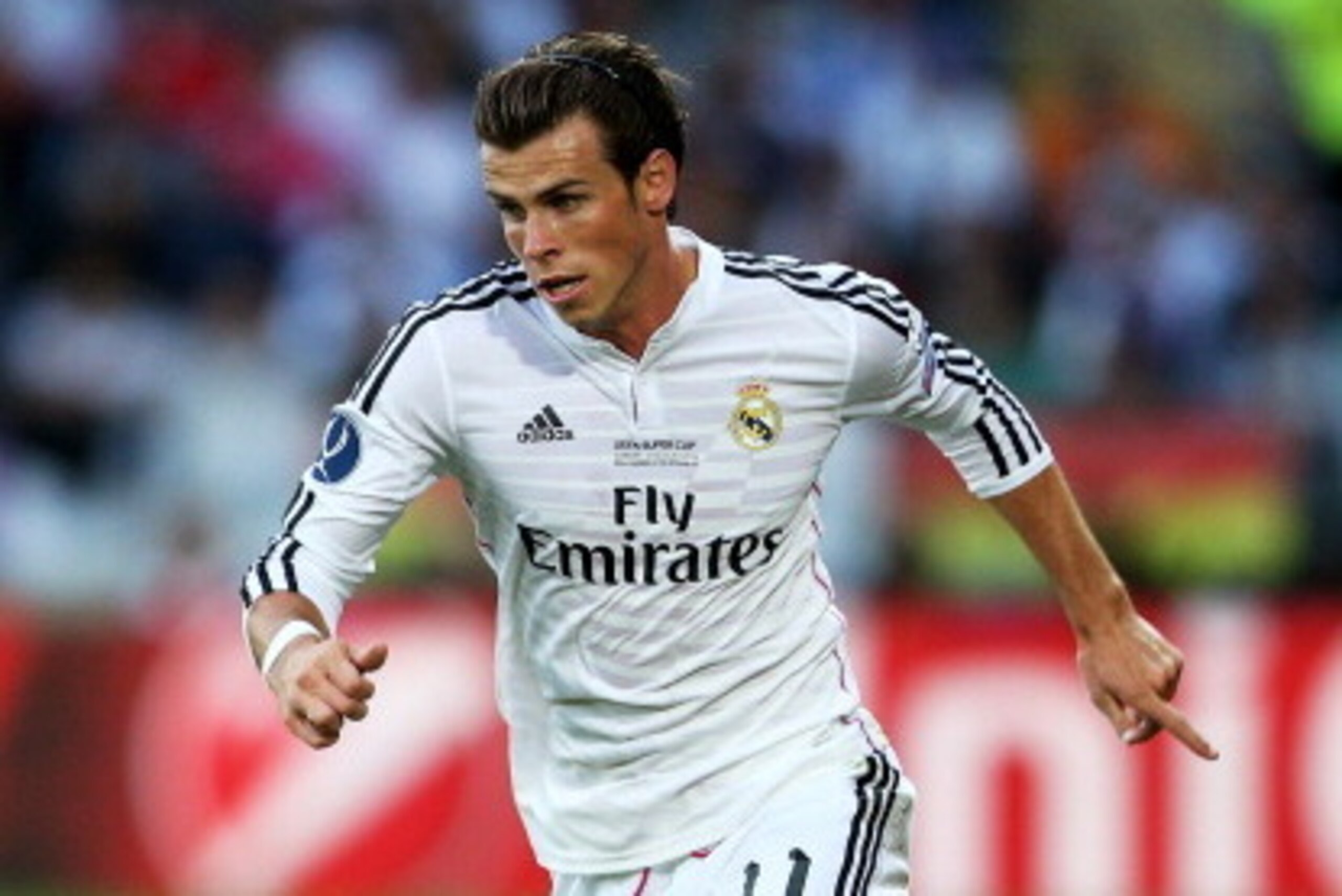 CARDIFF, WALES - AUGUST 12:  Gareth Bale of Real Madrid runs with the ball during the UEFA Super Cup between Real Madrid and Sevilla FC at Cardiff City Stadium on August 12, 2014 in Cardiff, Wales.  (Photo by Clive Mason/Getty Images)