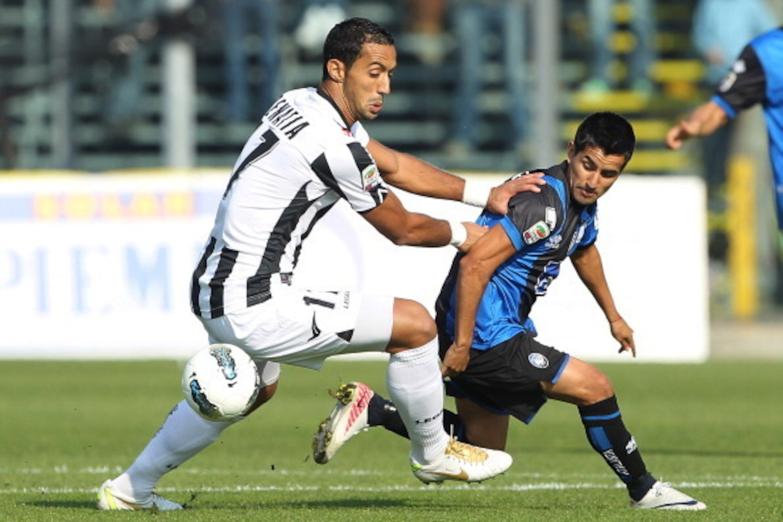 BERGAMO, ITALY - OCTOBER 16:  Maximiliano Morales of Atalanta BC (R) battles for the ball with Mehdi Benatia of Udinese Calcio during the Serie A match between Atalanta BC and Udinese Calcio at Stadio Atleti Azzurri d'Italia on October 16, 2011 in Bergamo