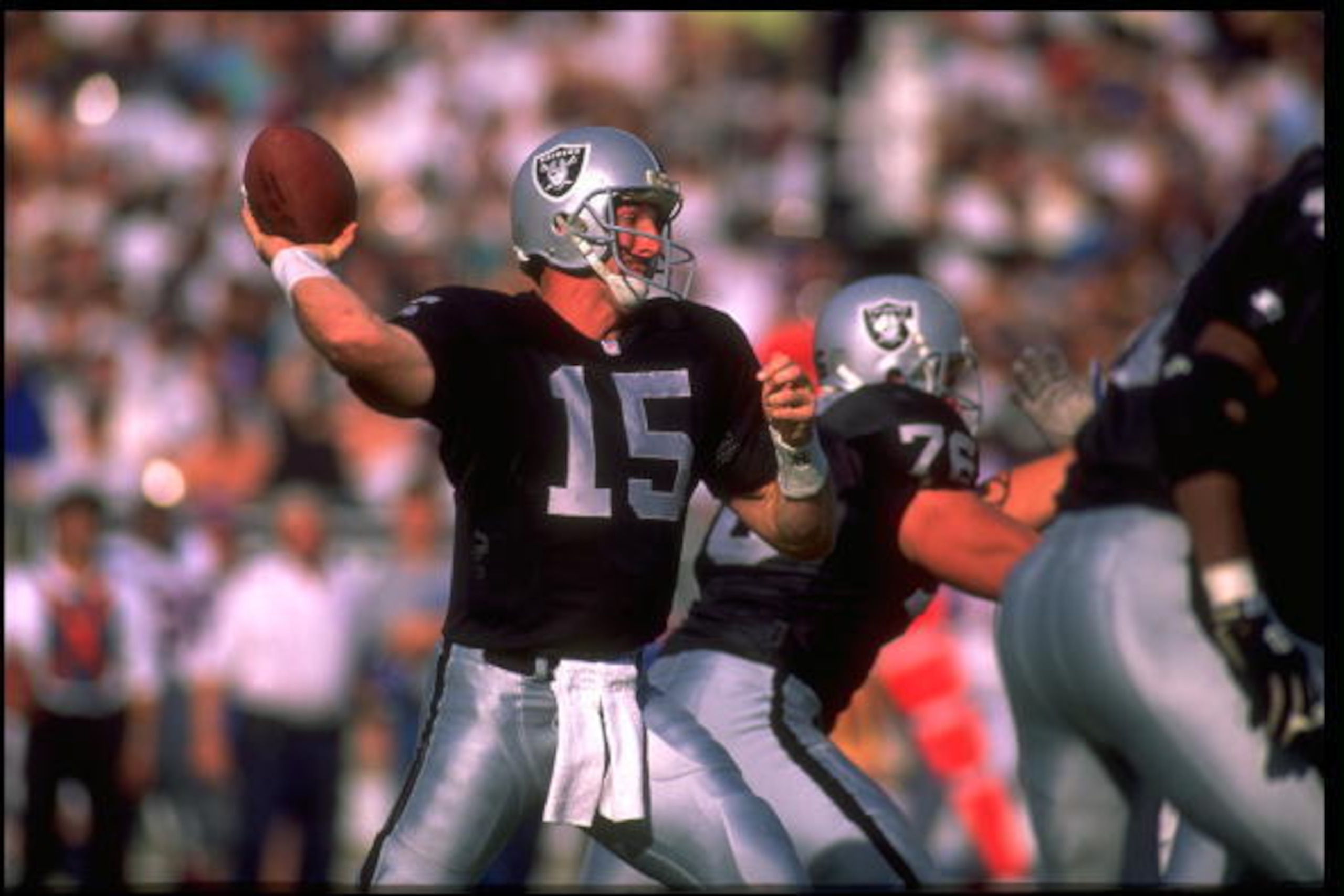 2 JAN 1994:  LOS ANGELES RAIDERS QUARTERBACK JEFF HOSTETLER SETS TO THROW DURING THE RAIDERS 33-30 WIN OVER THE DENVER BRONCOS AT THE LOS ANGELES MEMORIAL COLISEUM IN LOS ANGELES, CALIFORNIA.  MANDATORY CREDIT:  MIKE POWELL/ALLSPORT