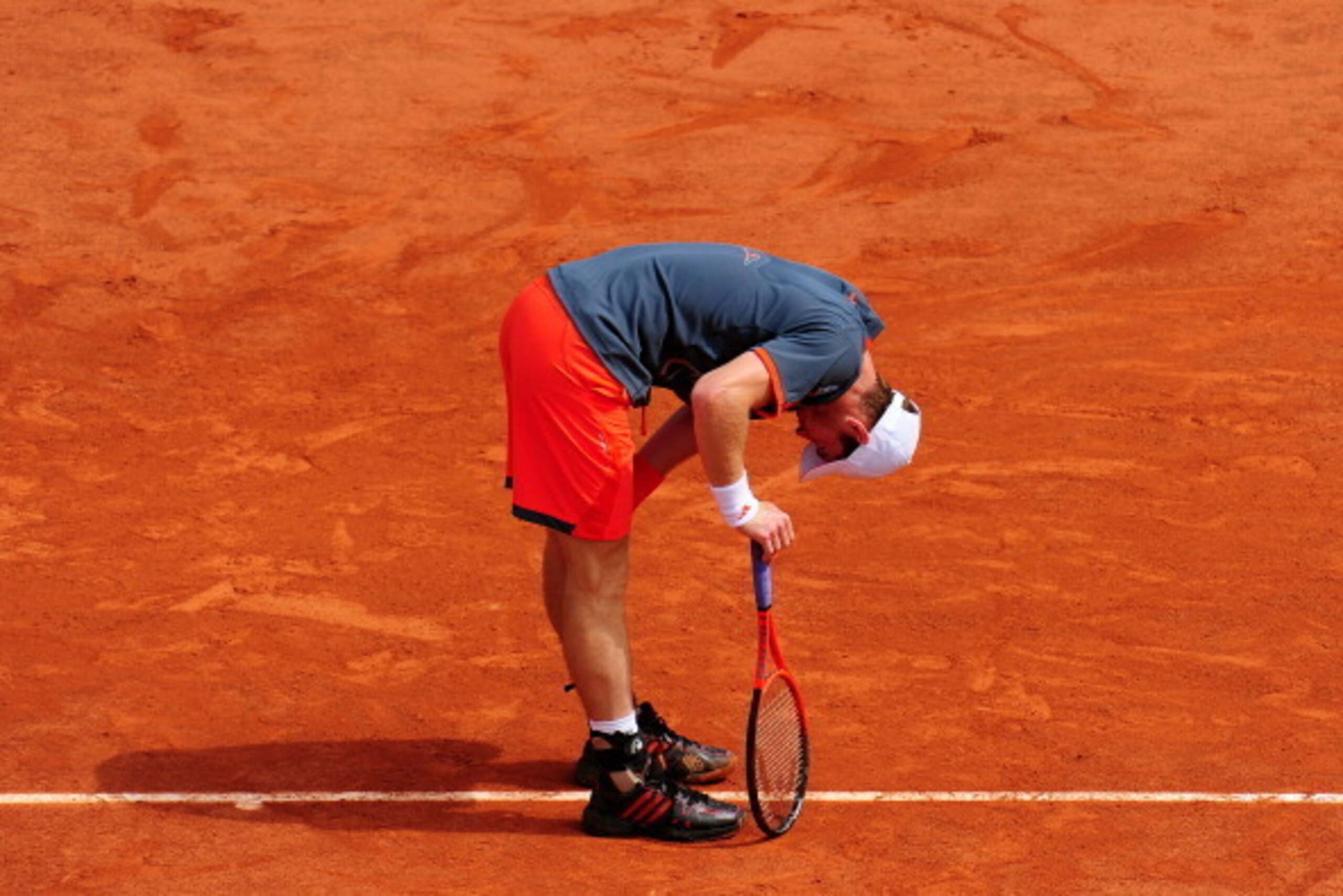 PARIS, FRANCE - MAY 31: Andy Murray of Great Britain doubles up as he struggles with a back problem during his men's singles second round match against Jarkko Nieminen of Finland during day five of the French Open at Roland Garros on May 31, 2012 in Pari PARIS, FRANCE - MAY 31: Andy Murray of Great Britain doubles up as he struggles with a back problem during his men's singles second round match against Jarkko Nieminen of Finland during day five of the French Open at Roland Garros on May 31, 2012 in Pari