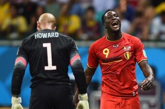 SALVADOR, BRAZIL - JULY 01: Romelu Lukaku of Belgium reacts in front of Tim Howard of the United States during the 2014 FIFA World Cup Brazil Round of 16 match between Belgium and the United States at Arena Fonte Nova on July 1, 2014 in Salvador, Brazil. 