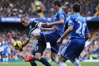 LONDON, ENGLAND - FEBRUARY 22:  Leon Osman of Everton evades Nemanja Matic and Cesar Azpilicueta of Chelsea during the Barclays Premier League match between Chelsea and Everton at Stamford Bridge on February 22, 2014 in London, England.  (Photo by Ian Wal