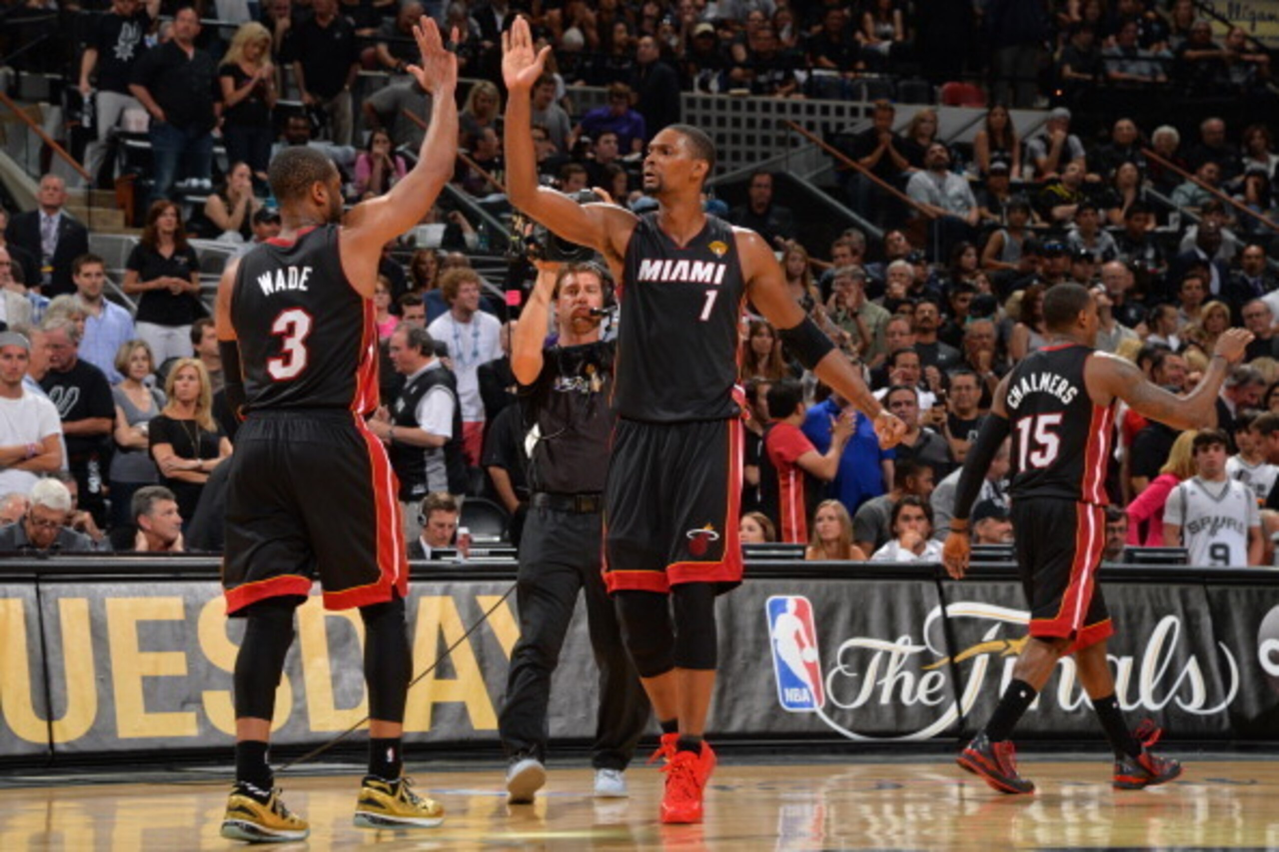 SAN ANTONIO, TX - JUNE 8: chris bosh #1 and Dwyane Wade #3 of the Miami Heat shake hands against the San Antonio Spurs during Game Two of the 2014 NBA Finals on June 8, 2014 at AT&T Center in San Antonio, Texas. NOTE TO USER: User expressly acknowledges a