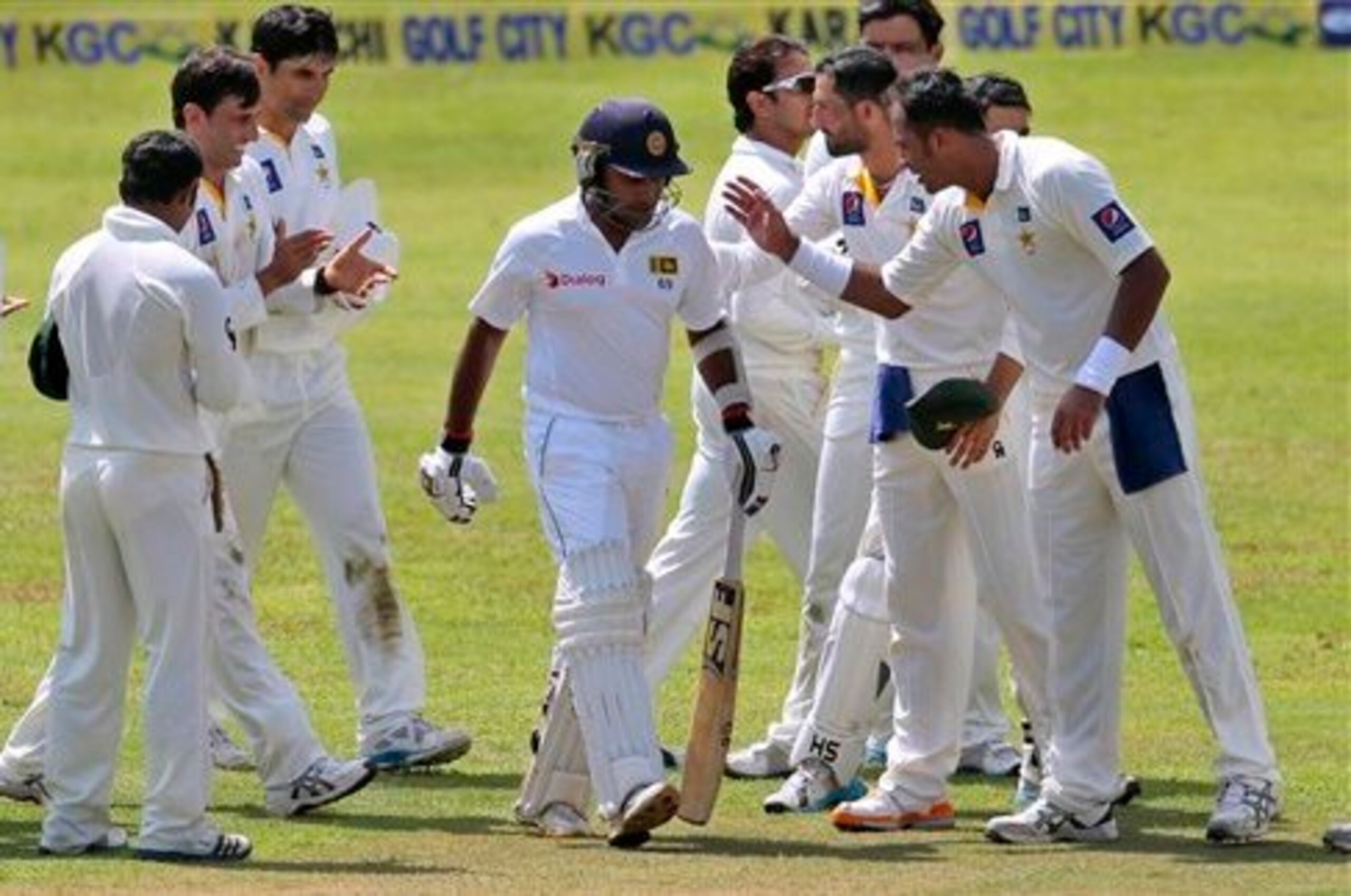 Mahela Jayawardene receives a guard of honour in his farewell Test.