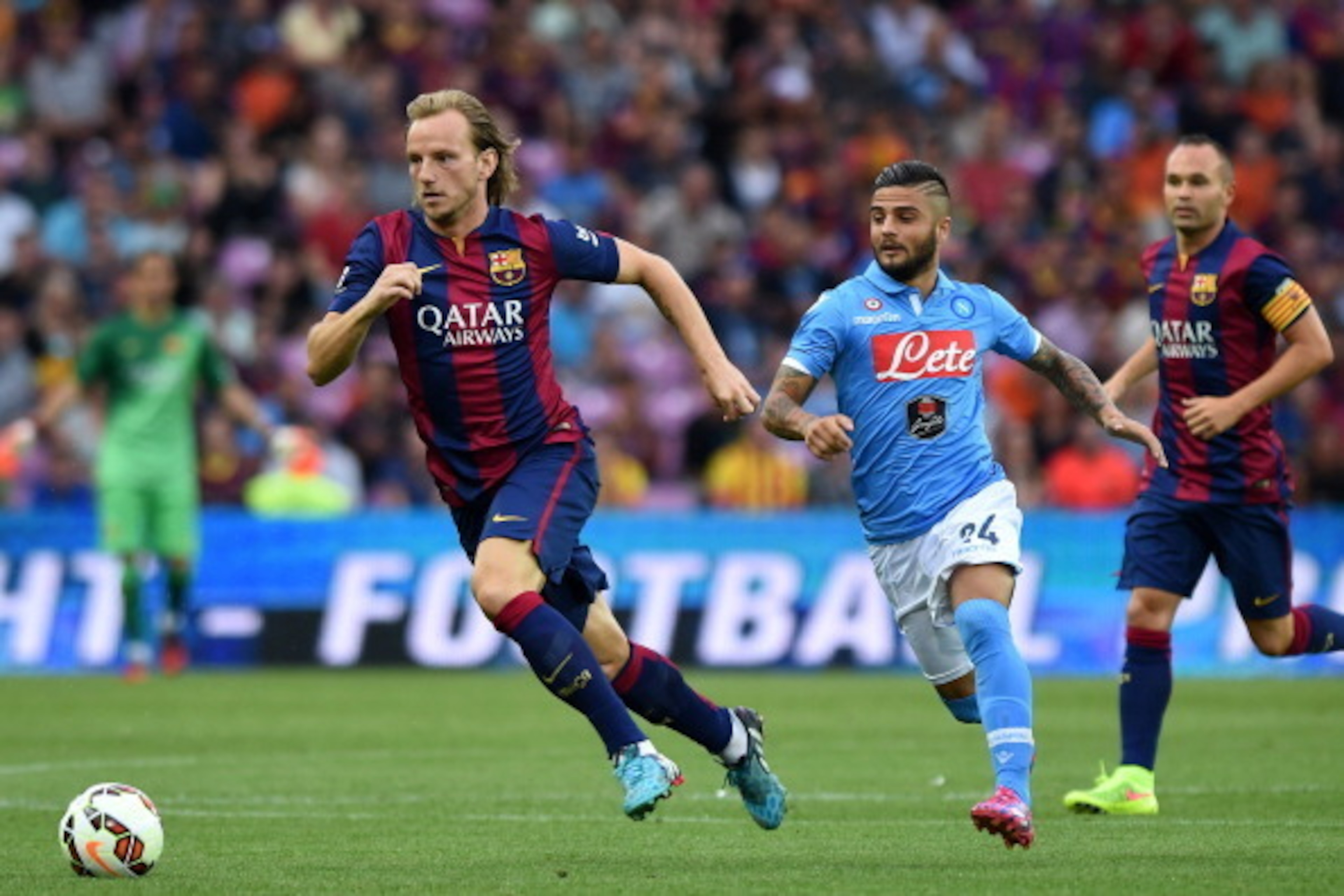 GENEVA, SWITZERLAND - AUGUST 06:  Ivan Rakitic (L) of FC Barcelona in action against Lorenzo Insigne of SSC Napoli during the pre-season friendly match between FC Barcelona and SSC Napoli on August 6, 2014 in Geneva, Switzerland.  (Photo by Valerio Pennic
