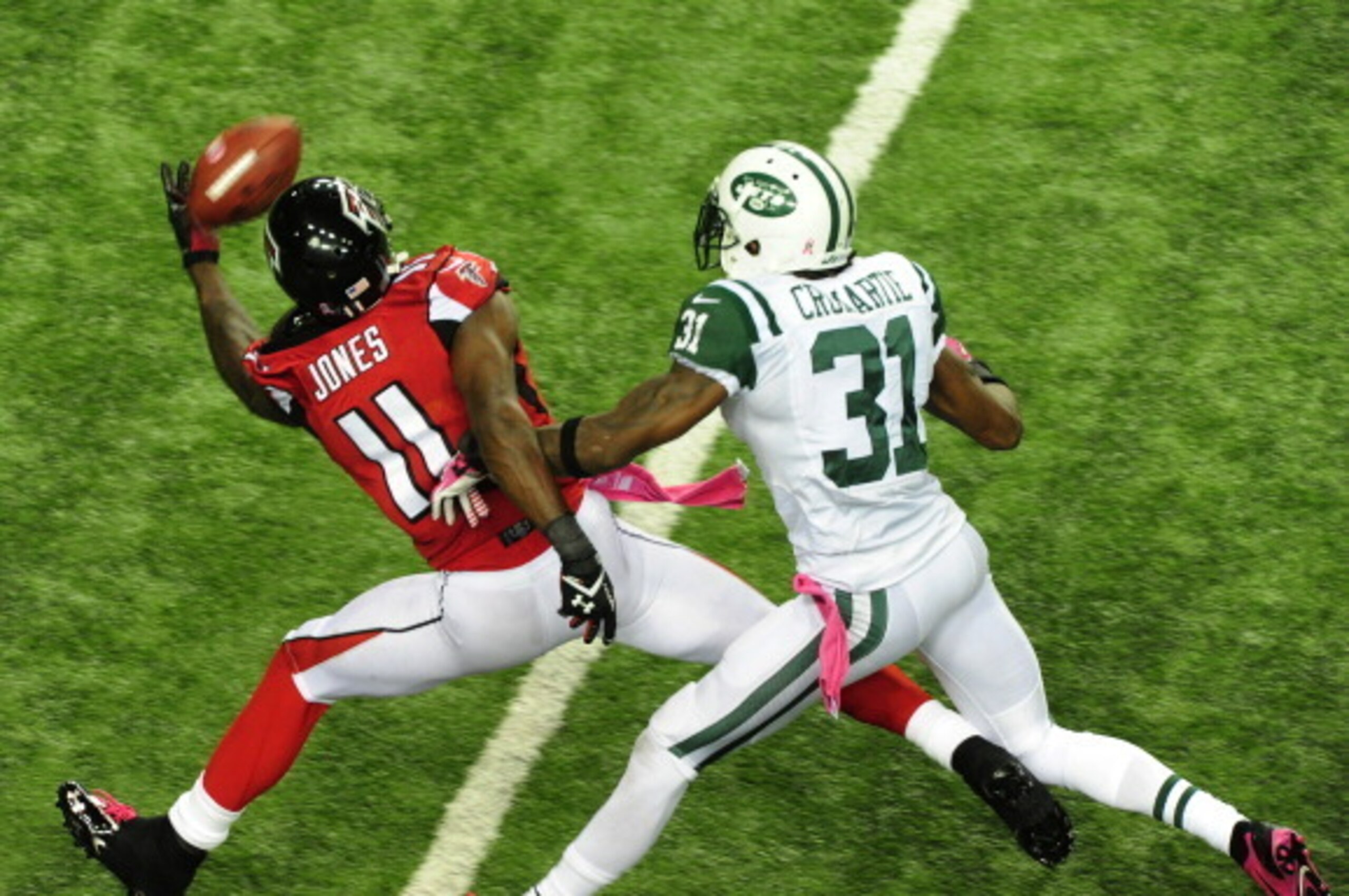 ATLANTA, GA - OCTOBER 7: Julio Jones #11 of the Atlanta Falcons makes a one-handed catch against Antonio Cromartie #31 of the New York Jets at the Georgia Dome on October 7, 2013 in Atlanta, Georgia. (Photo by Scott Cunningham/Getty Images)