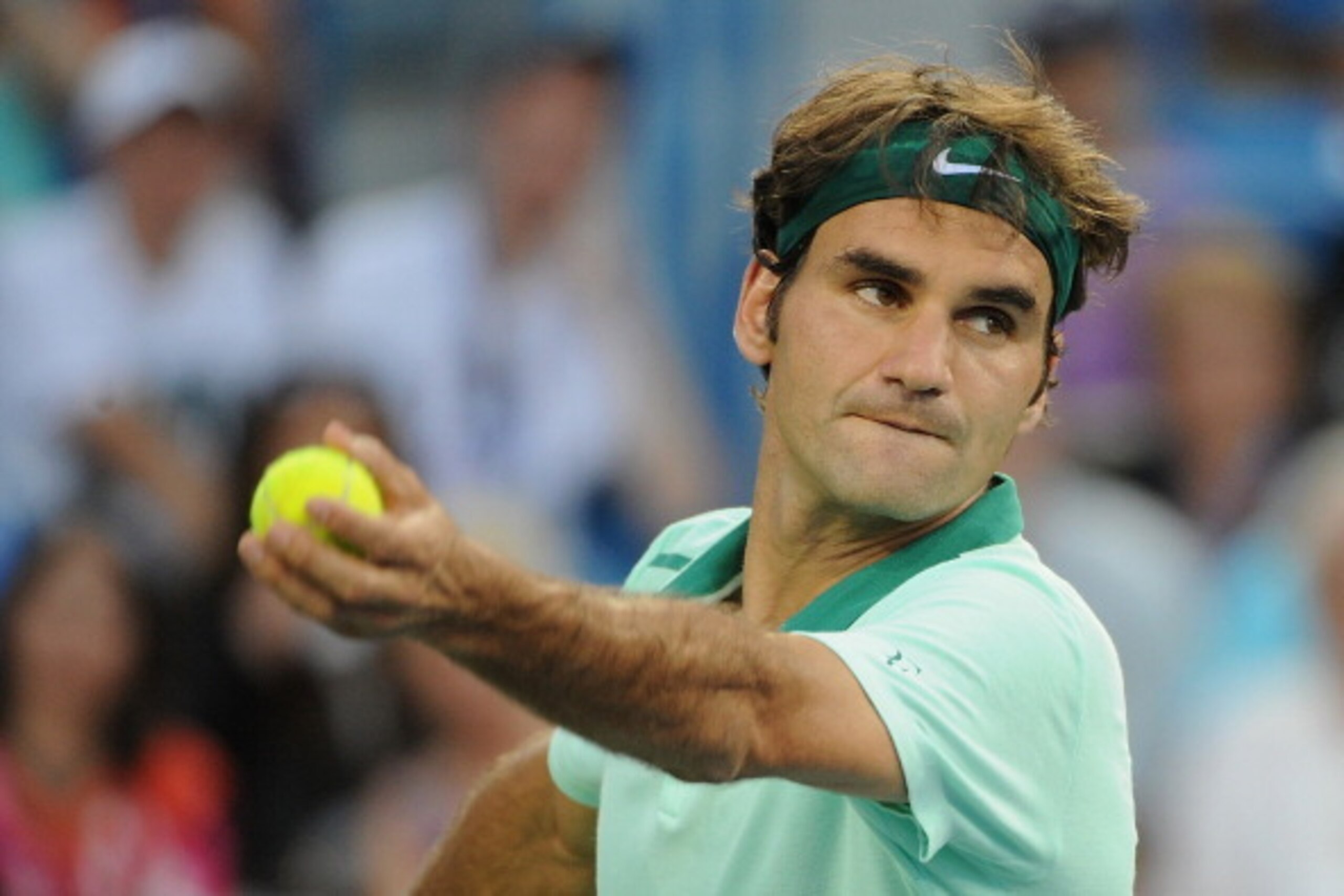 CINCINNATI, OH - AUGUST 15:  Roger Federer of Switzerland serves against Andy Murray of Great Britian during a match on day 7 of the Western & Southern Open at the Linder Family Center on August 15, 2014 in Cincinnati, Ohio.  (Photo by Jonathan Moore/Gett