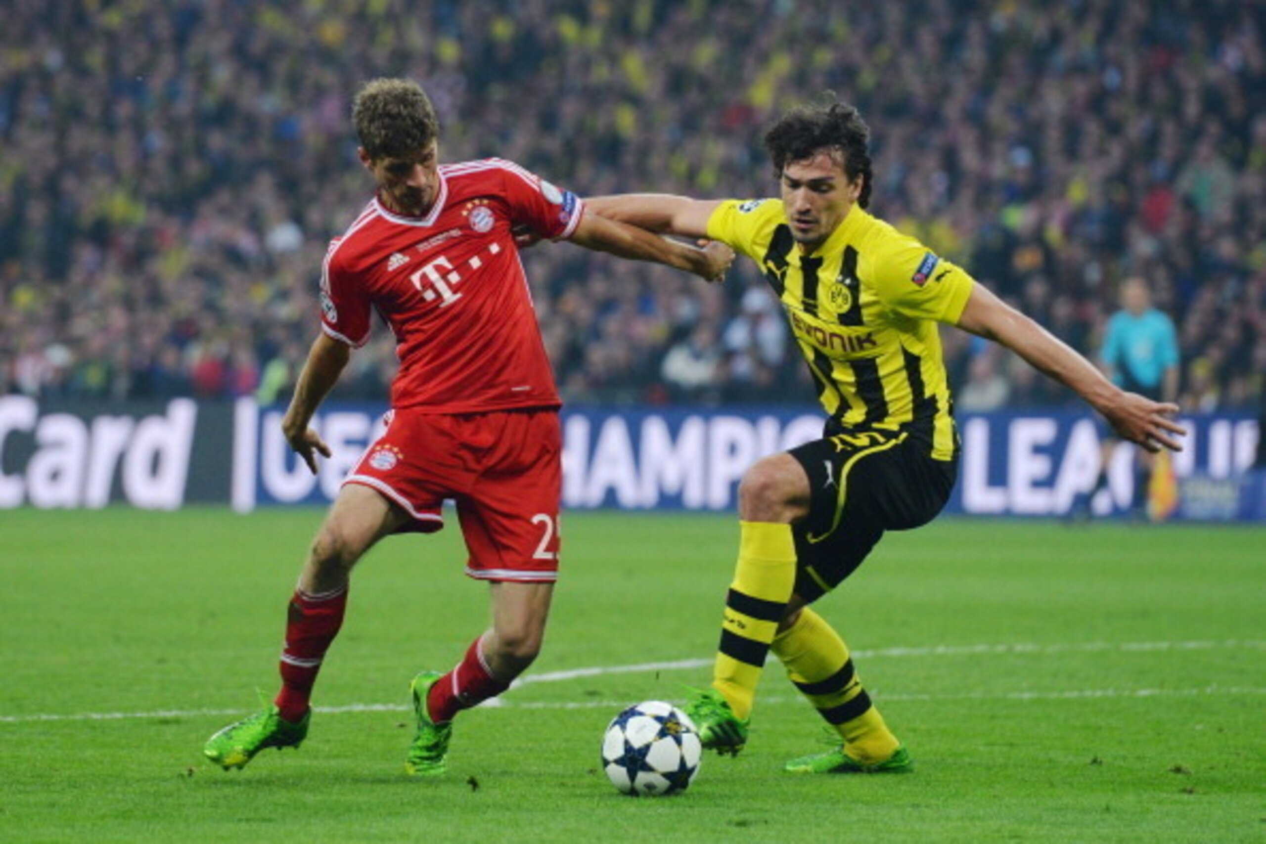 LONDON, ENGLAND - MAY 25:  Thomas Mueller of Bayern Muenchen holds off Mats Hummels of Borussia Dortmund during the UEFA Champions League final match between Borussia Dortmund and FC Bayern Muenchen at Wembley Stadium on May 25, 2013 in London, United Kin