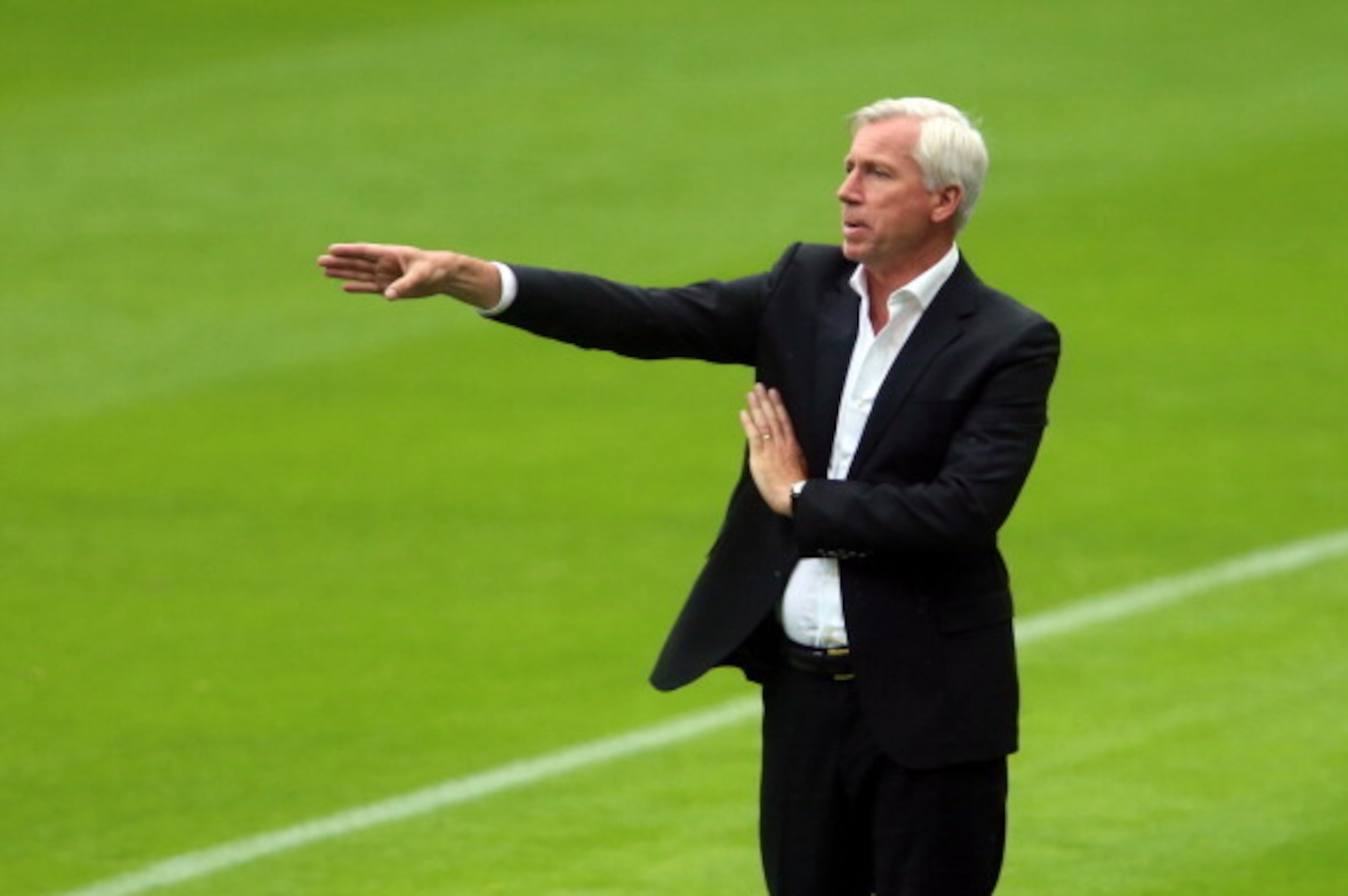 NEWCASTLE, UNITED KINGDOM - AUGUST 10:  Newcastle United manager Alan Pardew gestures during a pre-season friendly match between Newcastle United and Real Sociedad at St James' Park on August 10, 2014 in Newcastle upon Tyne, England. (Photo by Ian Horrock