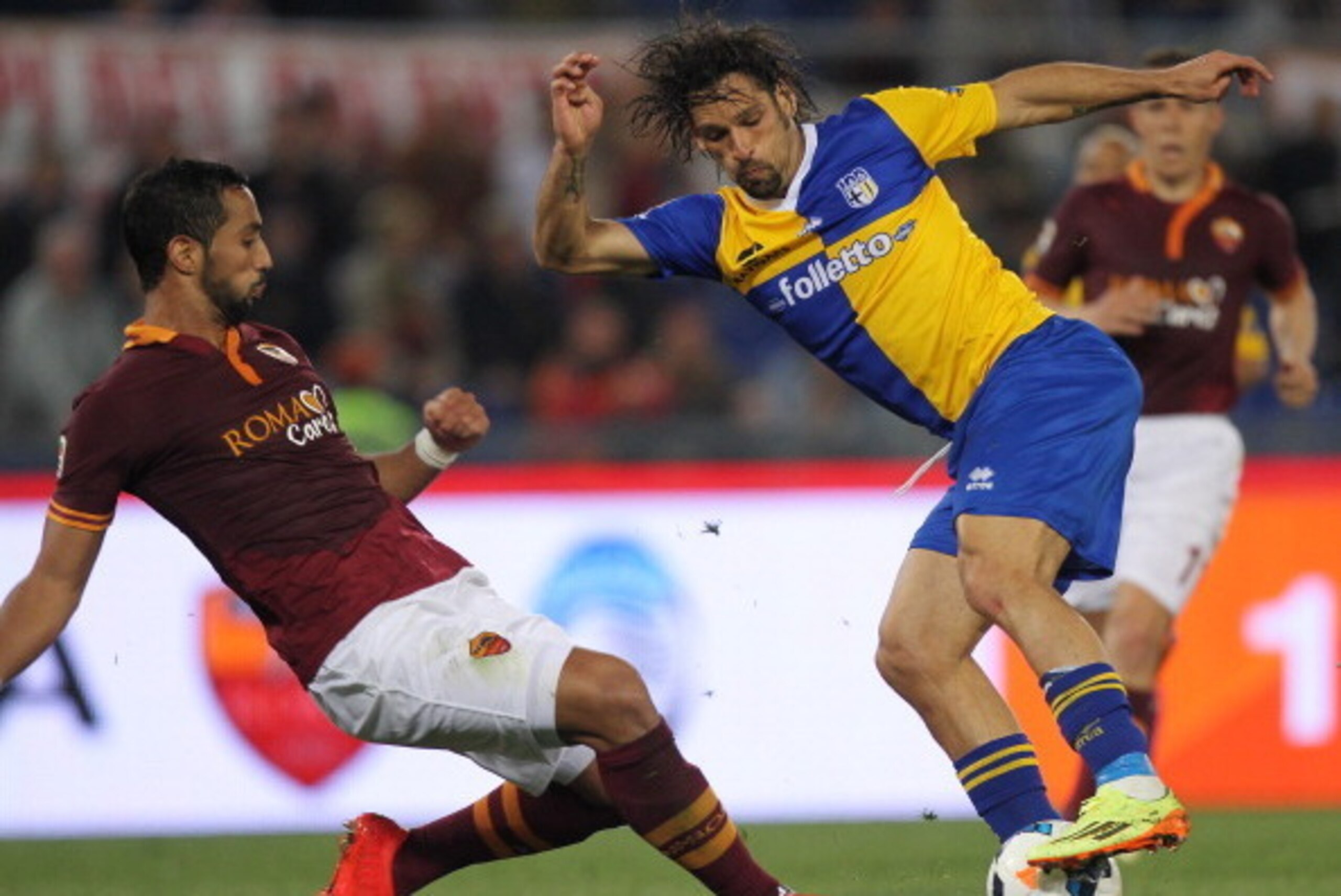 ROME, ITALY - APRIL 02: Amauri (L)  of FC Parma competes for the ball with Mehdi Benatia of AS Roma during the Serie A match between AS Roma and FC Parma at Olimpico Stadium on April 2, 2014 in Rome, Italy.  (Photo by Paolo Bruno/Getty Images)