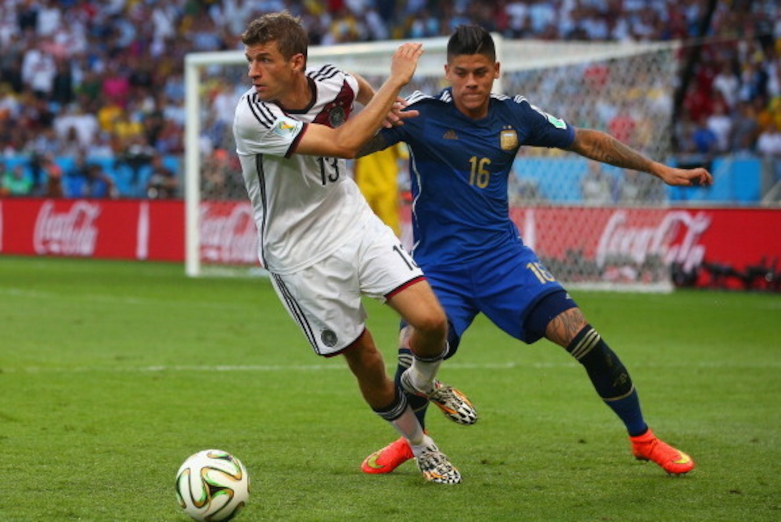 RIO DE JANEIRO, BRAZIL - JULY 13: Marcos Rojo of Argentina challenges Thomas Mueller of Germany during the 2014 FIFA World Cup Brazil Final match between Germany and Argentina at Maracana on July 13, 2014 in Rio de Janeiro, Brazil.  (Photo by Julian Finne