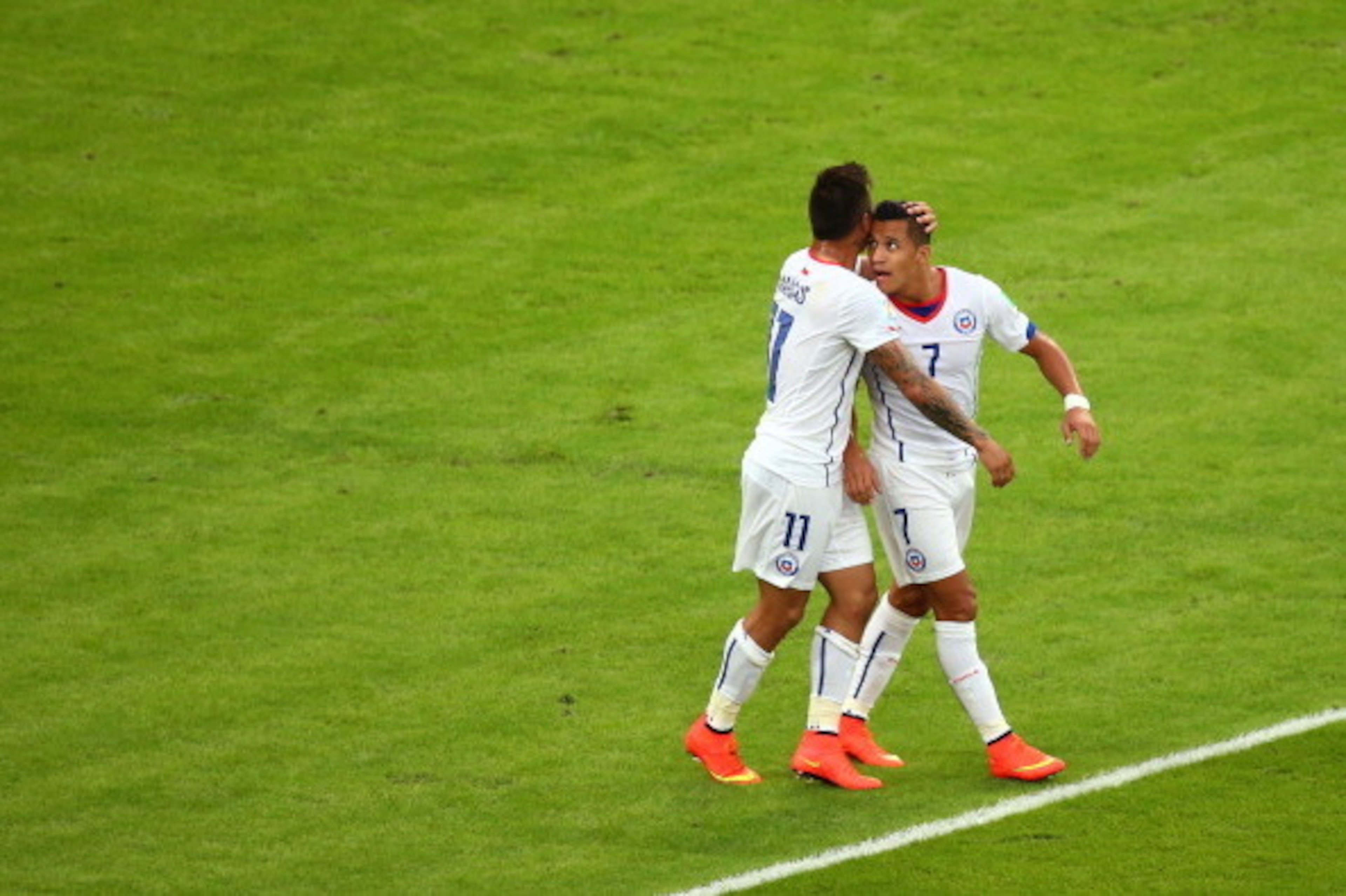 RIO DE JANEIRO, BRAZIL - JUNE 18: Eduardo Vargas (L) and Alexis Sanchez of Chile celebrate during the 2014 FIFA World Cup Brazil Group B match between Spain and Chile at Maracana on June 18, 2014 in Rio de Janeiro, Brazil.  (Photo by Julian Finney/Getty I
