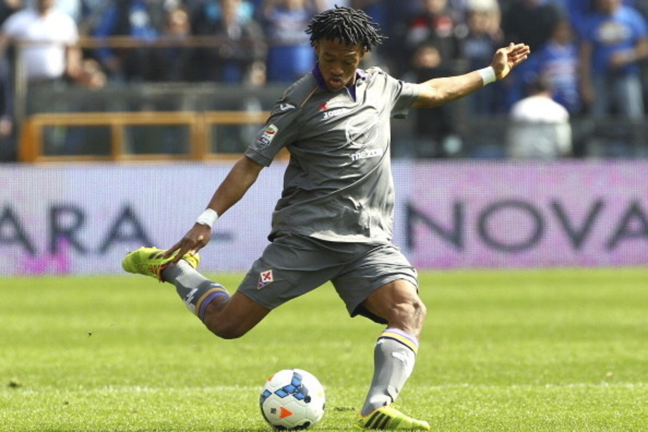 GENOA, ITALY - MARCH 30: Juan Cuadrado of ACF Fiorentina in action during the Serie A match between UC Sampdoria and ACF Fiorentina at Stadio Luigi Ferraris on March 30, 2014 in Genoa, Italy. (Photo by Marco Luzzani/Getty Images) GENOA, ITALY - MARCH 30: Juan Cuadrado of ACF Fiorentina in action during the Serie A match between UC Sampdoria and ACF Fiorentina at Stadio Luigi Ferraris on March 30, 2014 in Genoa, Italy. (Photo by Marco Luzzani/Getty Images)