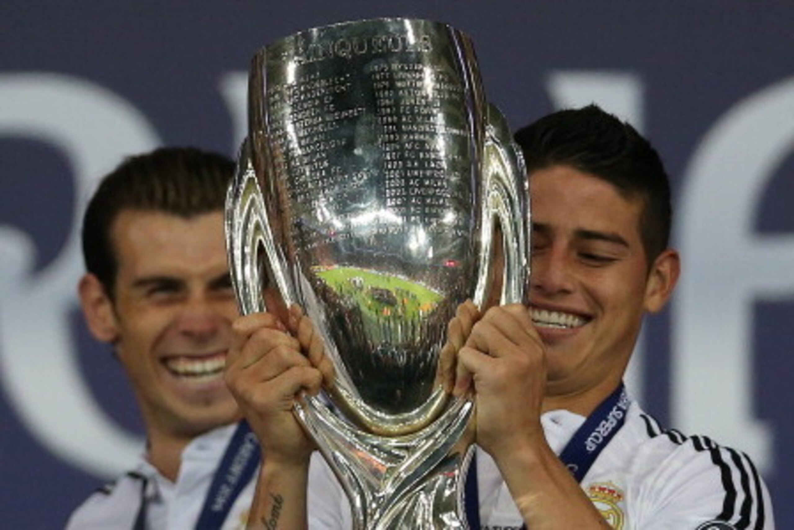 CARDIFF, WALES - AUGUST 12:  James Rodriguez and Gareth Bale of Real Madrid lift the trophy during the UEFA Super Cup match between  Real Madrid and Sevilla at Cardiff City Stadium on August 12, 2014 Cardiff, Wales. (Photo by Ian MacNicol/Getty Images)
