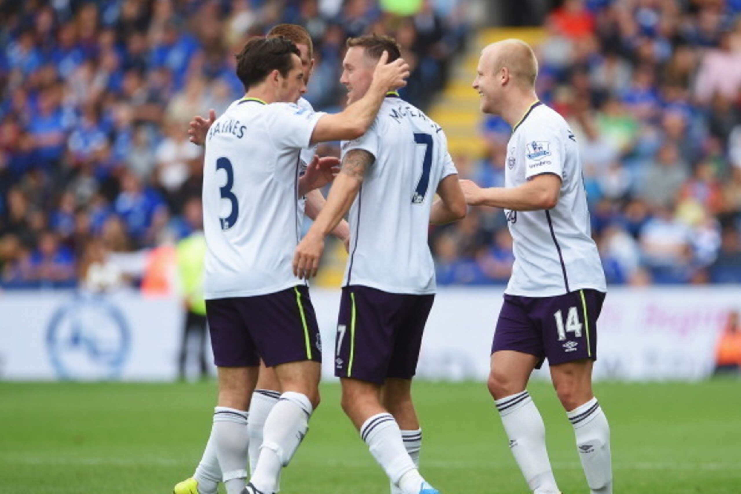 LEICESTER, ENGLAND - AUGUST 16:  Aidan McGeady (C) of Everton celebrates his goal with team mates during the Barclays Premier League match between Leicester City and Everton at the King Power Stadium on August 16, 2014 in Leicester, England.  (Photo by Mi